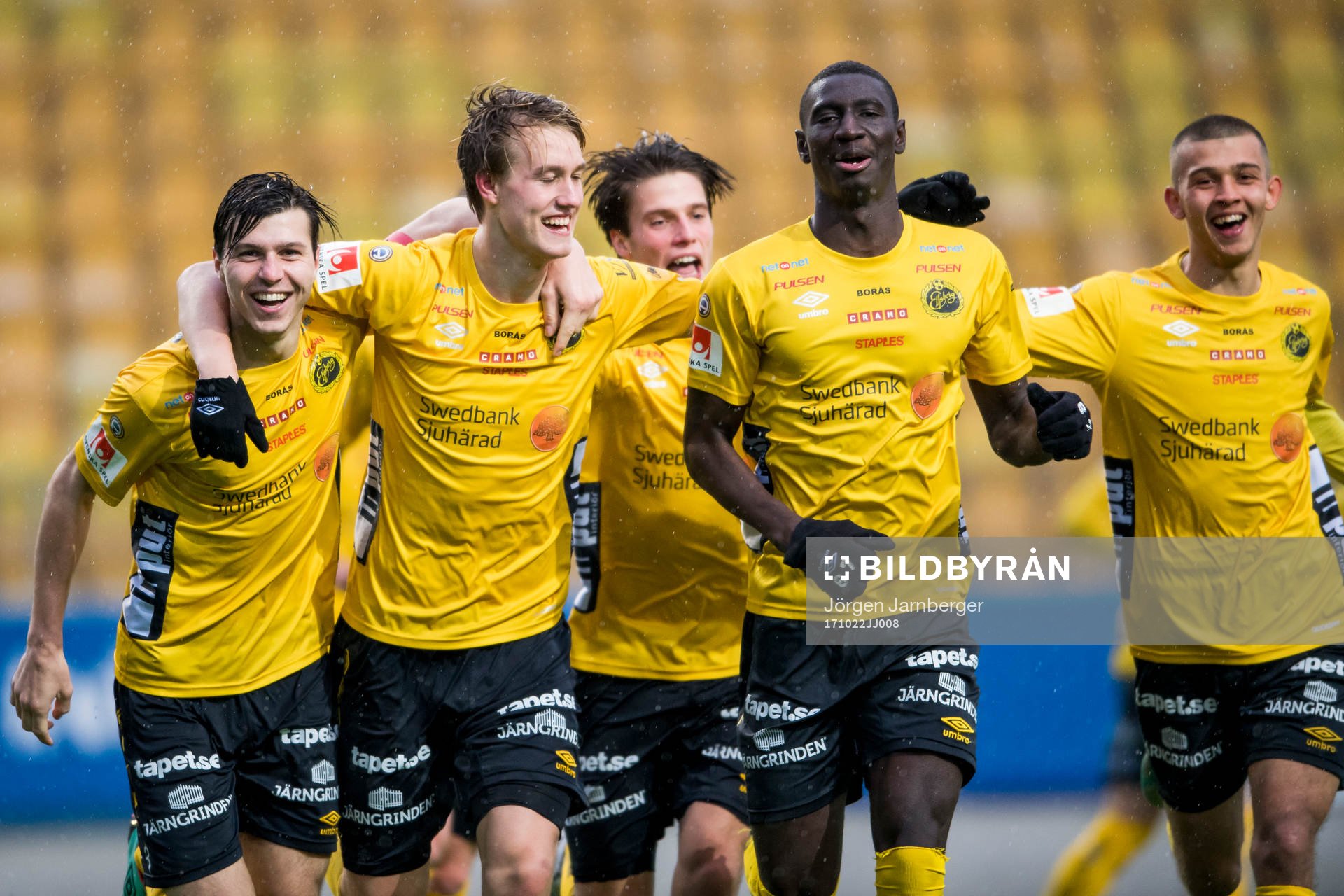 Elfsborgs Hugo Svensson (mitt i bild) har gjort 1-0 och