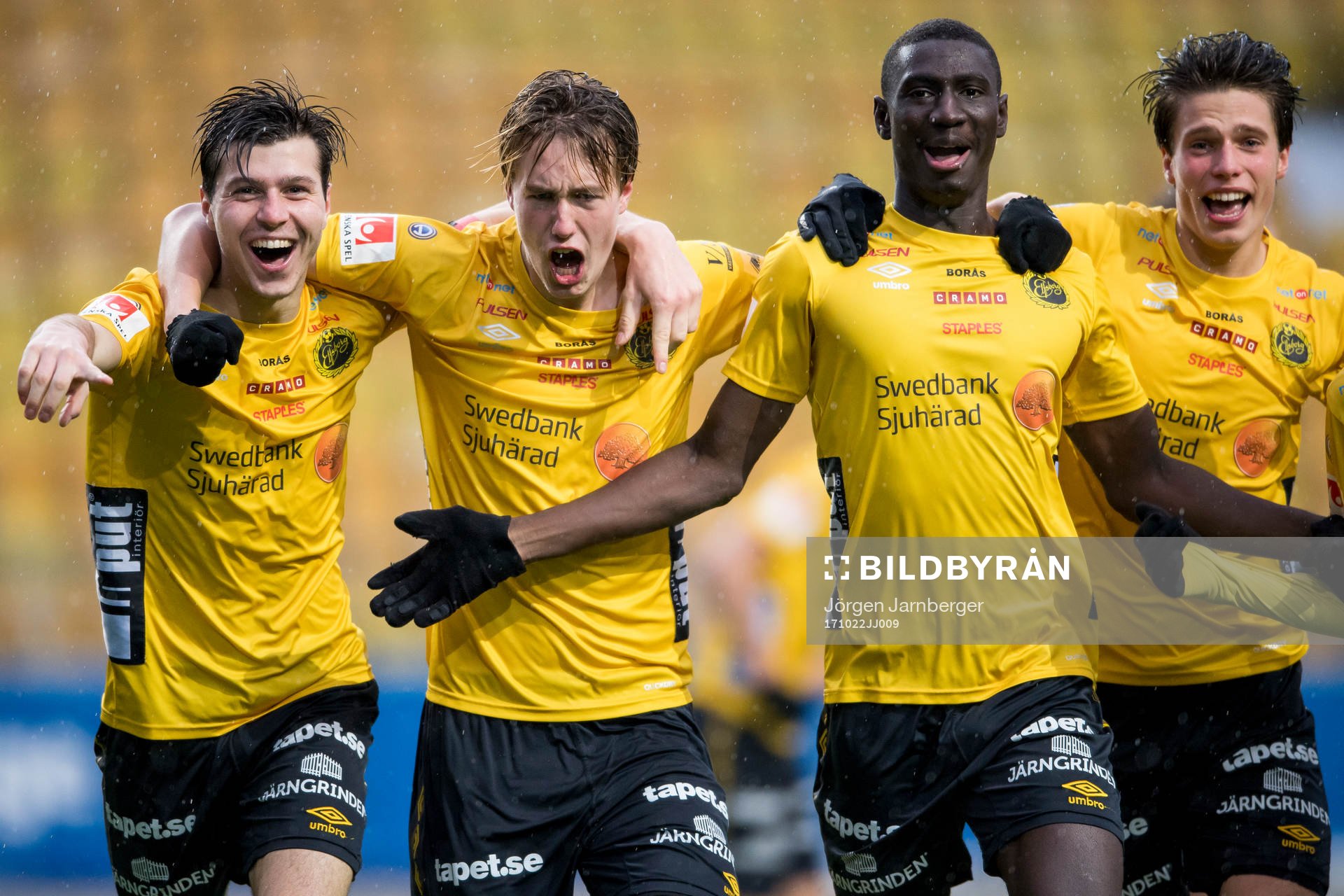 Elfsborgs Hugo Svensson (mitt i bild) har gjort 1-0 och kramas om av lagkamraterna under fotbollsmatchen i U19 slutspelet mellan Elfsborg och Täby den 22 oktober 2017 i Borås.