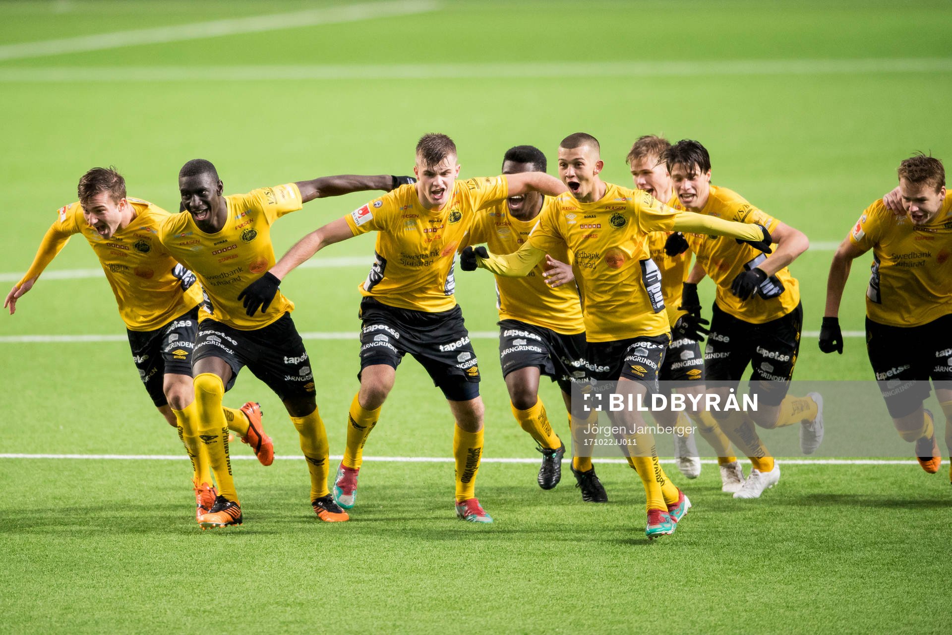 Elfsborgs spelare jublar då målvakt Tim Rönning (ej i
