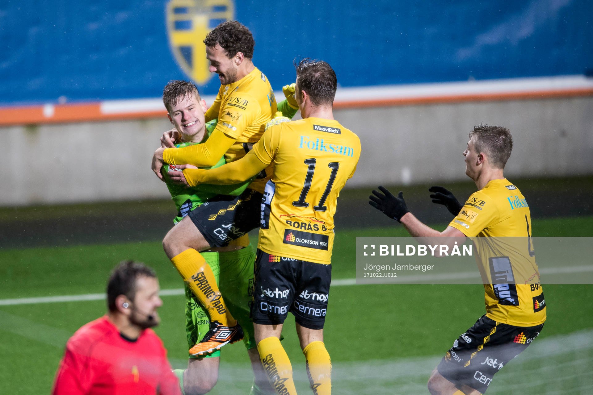 Elfsborgs målvakt Tim Rönning kramas om av Adrian Zeka,