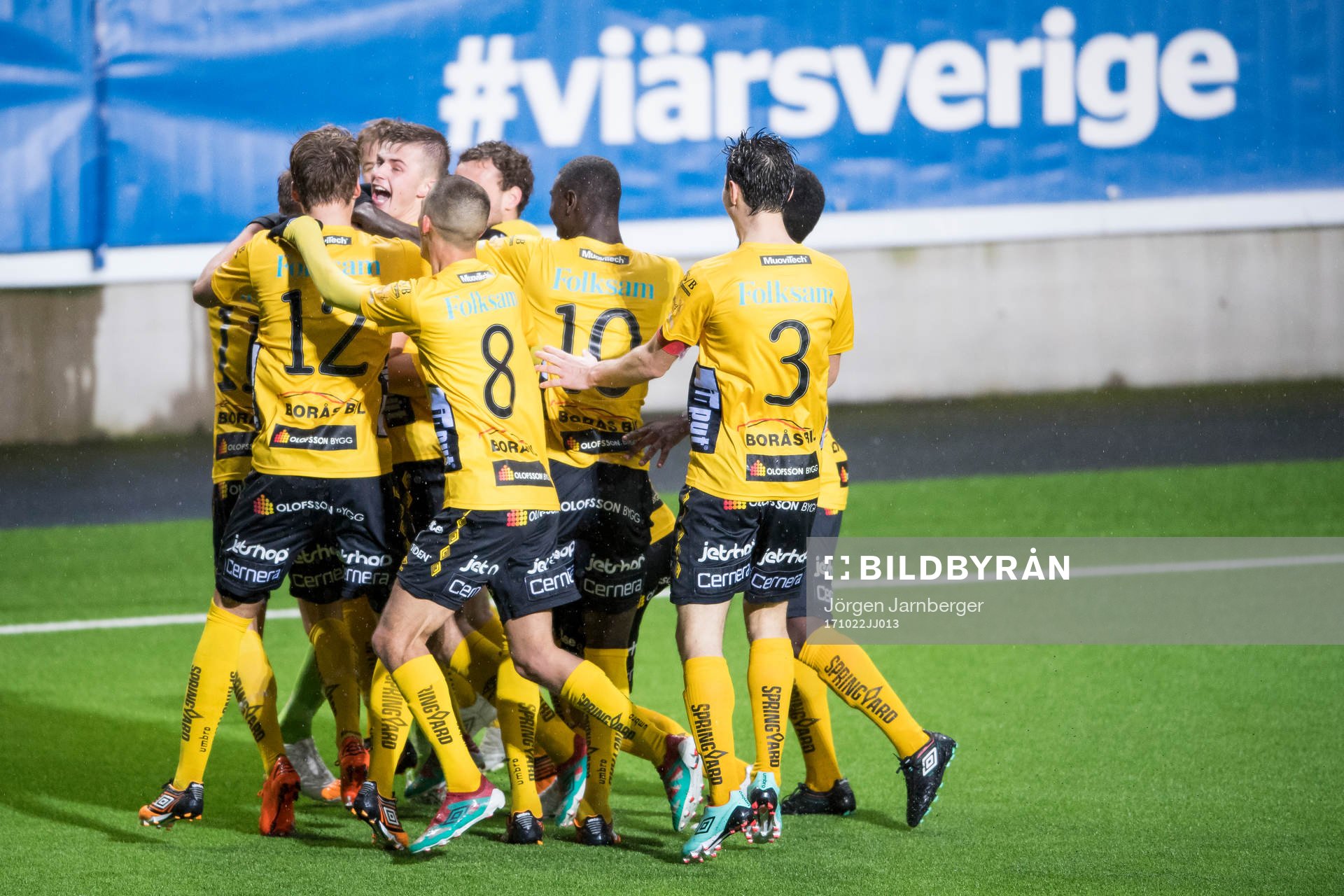 Elfsborgs målvakt Tim Rönning kramas om av lagkamraterna