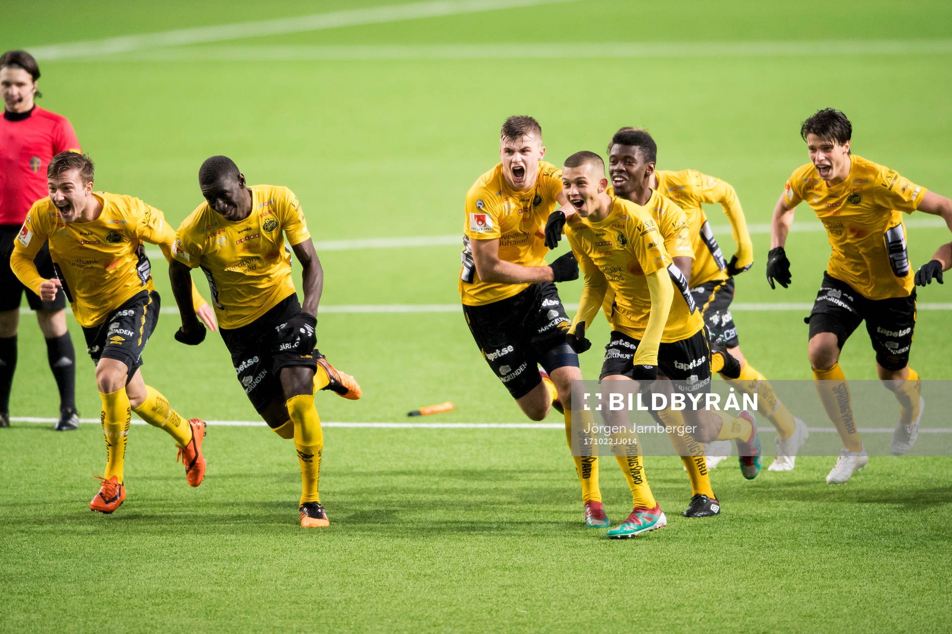 Elfsborgs spelare jublar då målvakt Tim Rönning (ej i