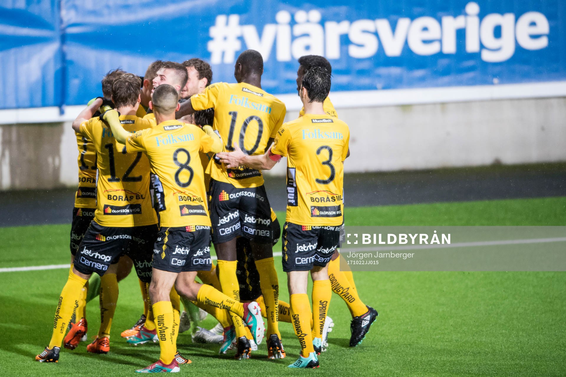 Elfsborgs målvakt Tim Rönning kramas om av lagkamraterna