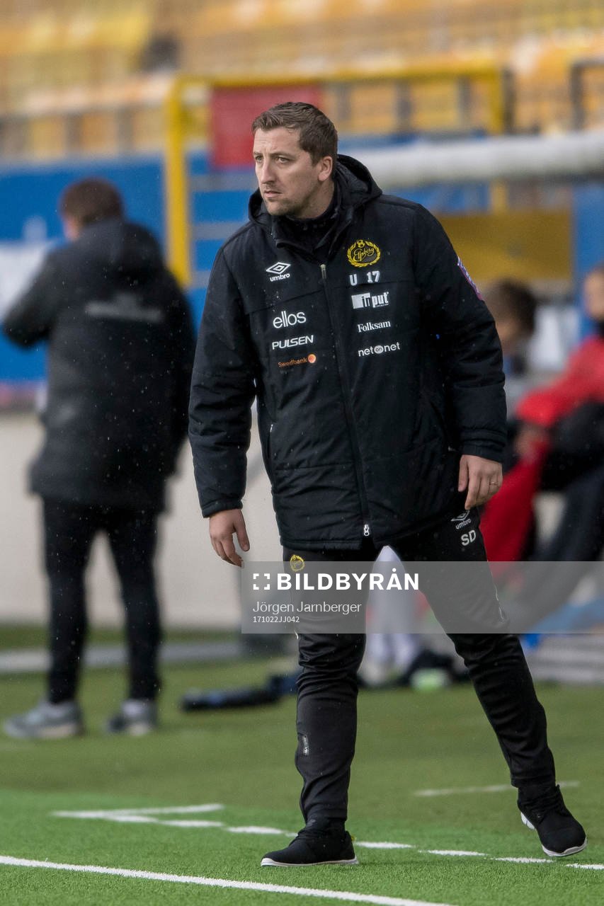 Elfsborgs tränare Sanel Duzel under fotbollsmatchen i U19 slutspelet mellan Elfsborg och Täby den 22 oktober 2017 i Borås.