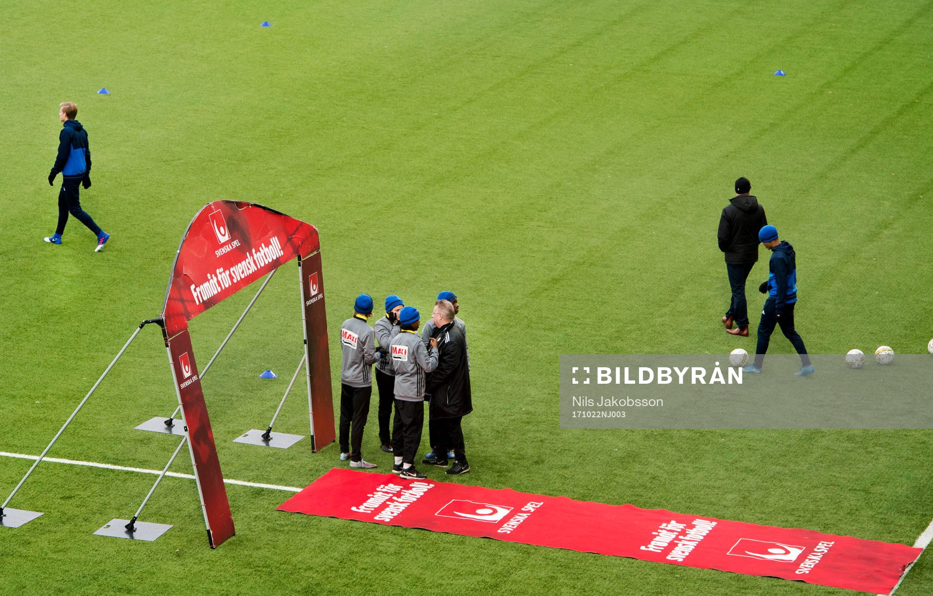 Bollkallar gör sig redo innan fotbollsmatchen i