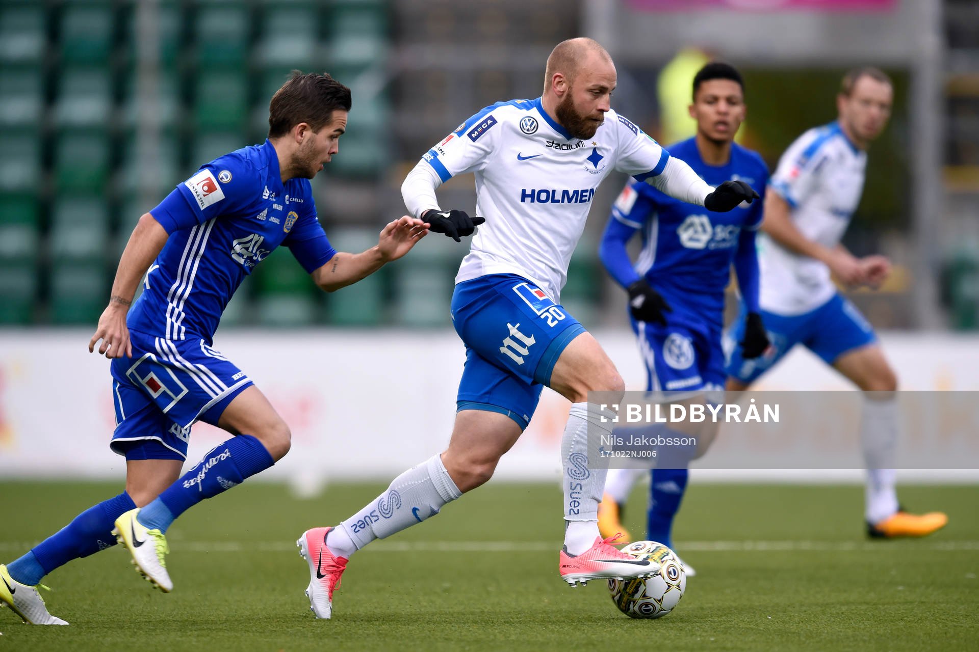 Sundsvalls Kristinn Steindorsson och Norrköpings Daniel Sjölund under fotbollsmatchen i Allsvenskan mellan GIF Sundsvall och Norrköping den 22 oktober 2017 i Sundsvall.