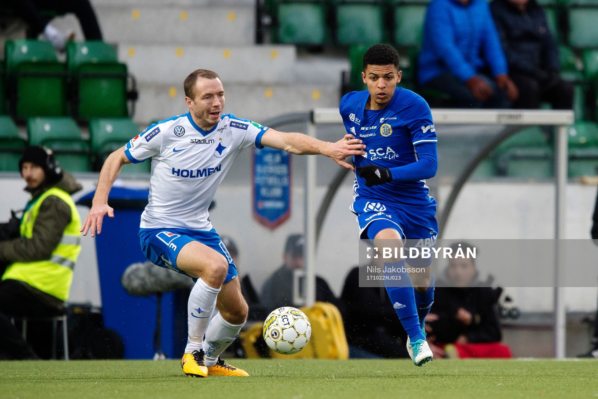 Sundsvalls Romain Gall tunnlar Norrköpings Jon Gudni Fjoluson och gör 2-0-målet under fotbollsmatchen i Allsvenskan mellan GIF Sundsvall och Norrköping den 22 oktober 2017 i Sundsvall.