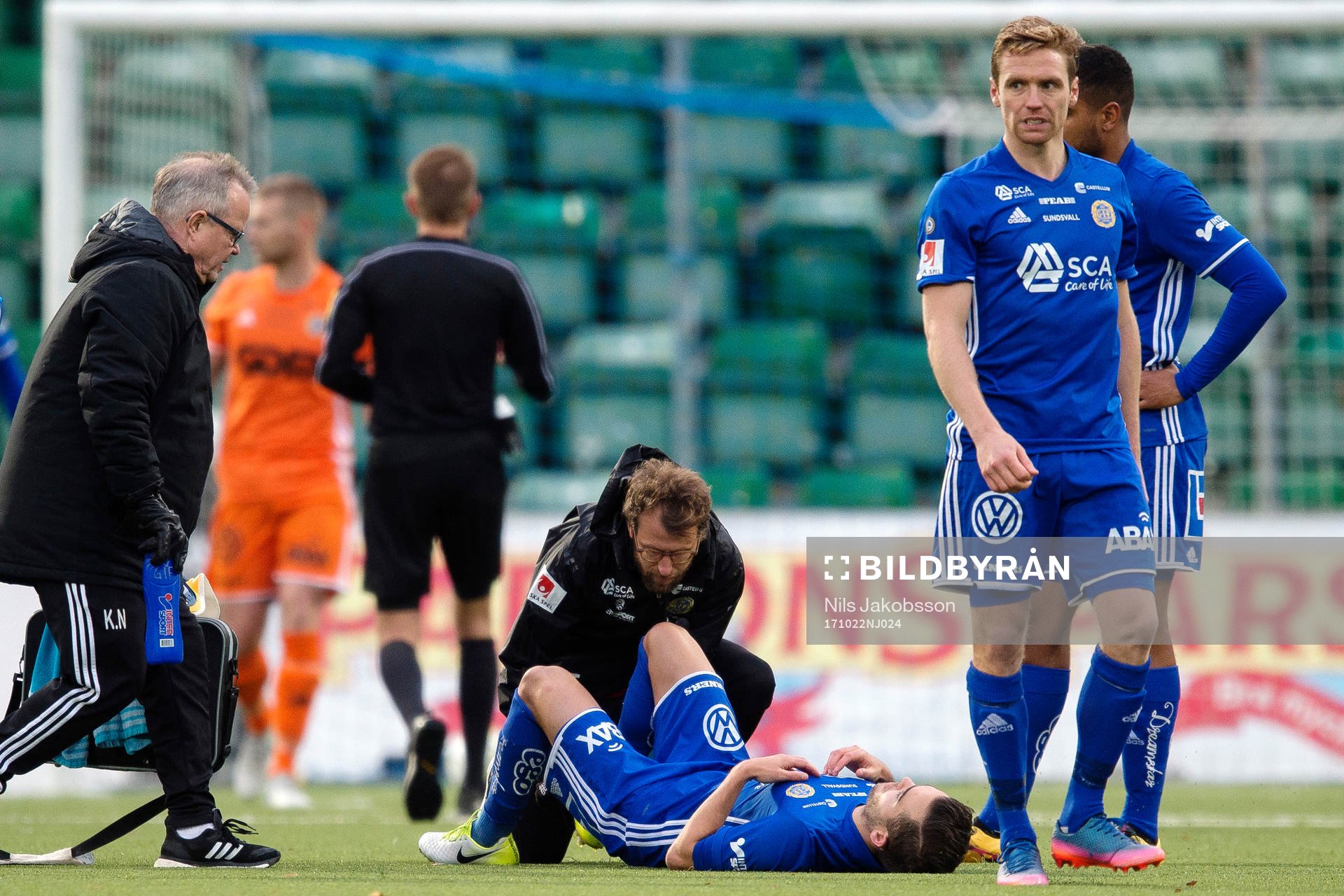 Sundsvalls Kristinn Steindorsson skadas och får hjälp men tvingas utgå under fotbollsmatchen i Allsvenskan mellan GIF Sundsvall och Norrköping den 22 oktober 2017 i Sundsvall.