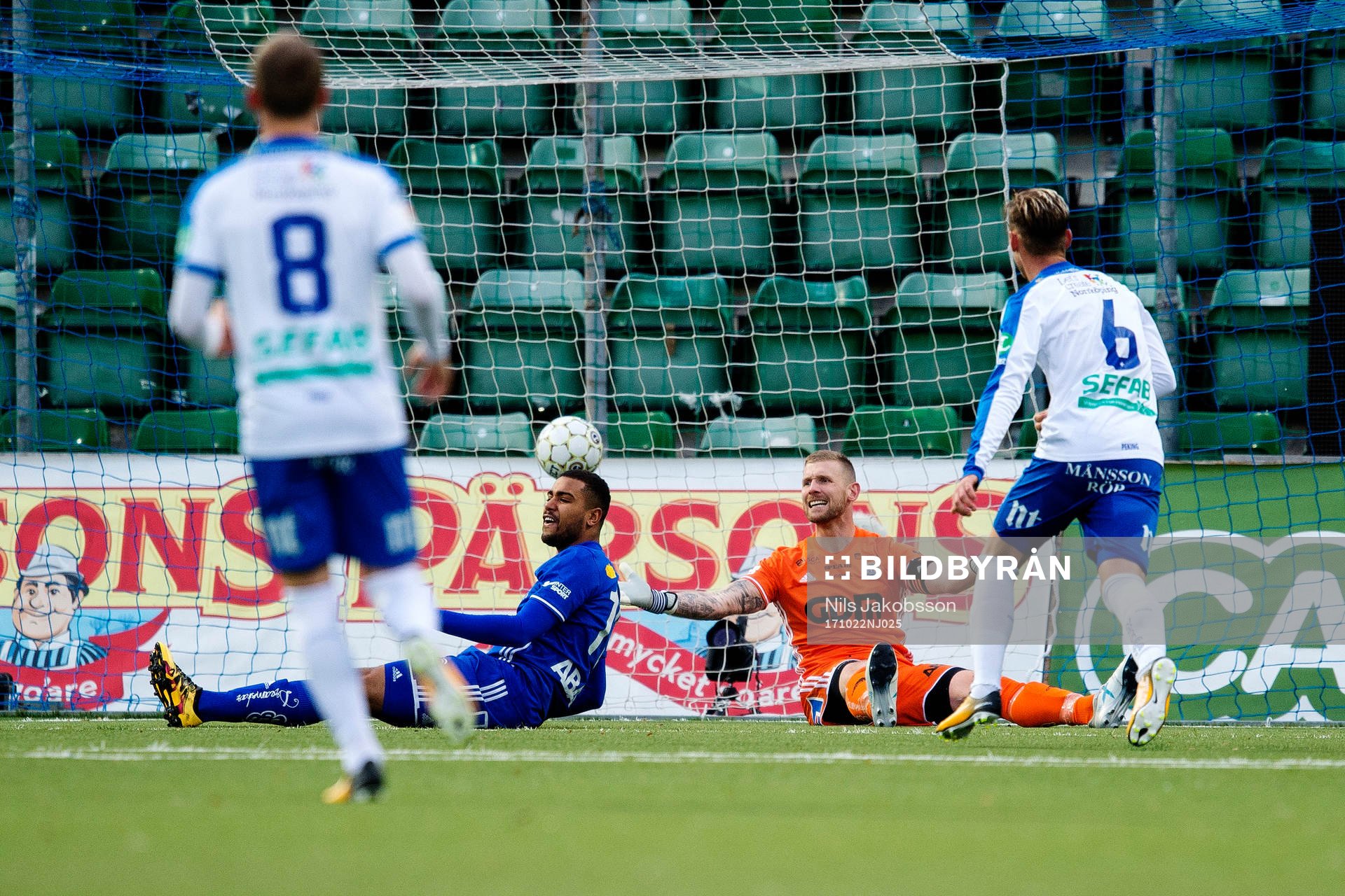 Sundsvalls Noah Sonko Sundberg och målvakt Tommy Naurin