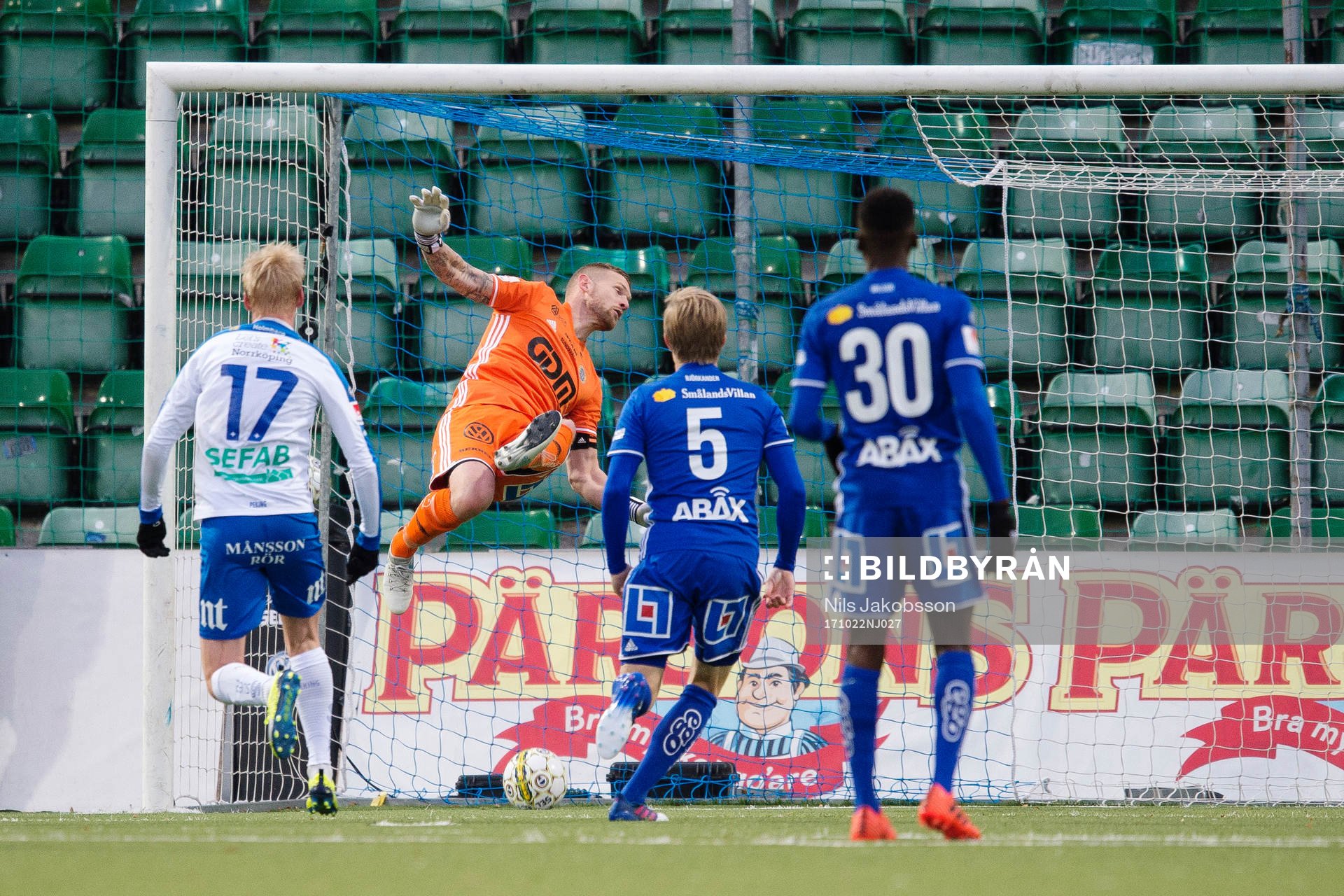 Norrköpings Simon Skrabb kvitterar till 2-2 bakom Sundsvalls målvakt Tommy Naurin under fotbollsmatchen i Allsvenskan mellan GIF Sundsvall och Norrköping den 22 oktober 2017 i Sundsvall.