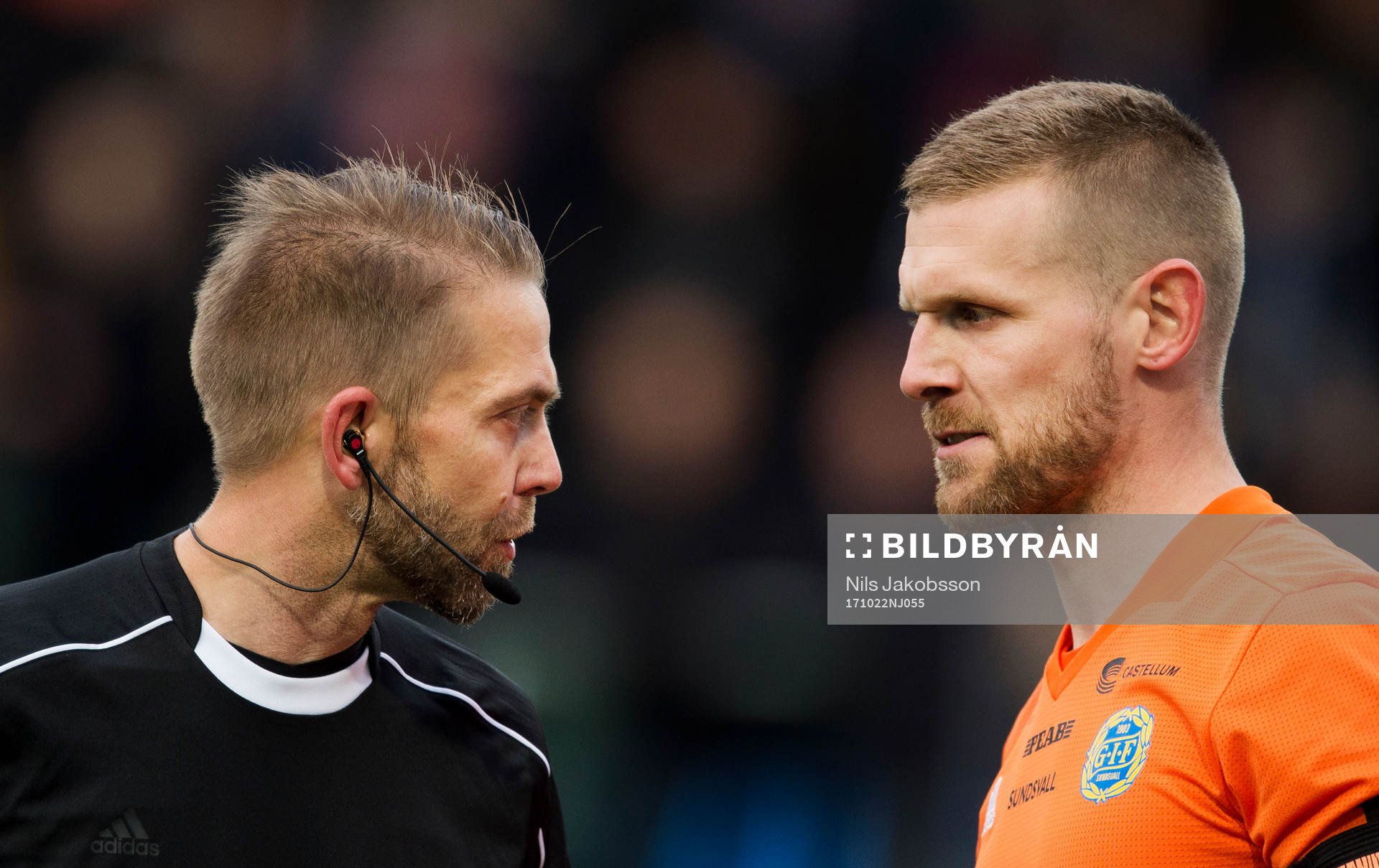Domare Johan Hamlin pratar med Sundsvalls målvakt Tommy Naurin under fotbollsmatchen i Allsvenskan mellan GIF Sundsvall och Norrköping den 22 oktober 2017 i Sundsvall.