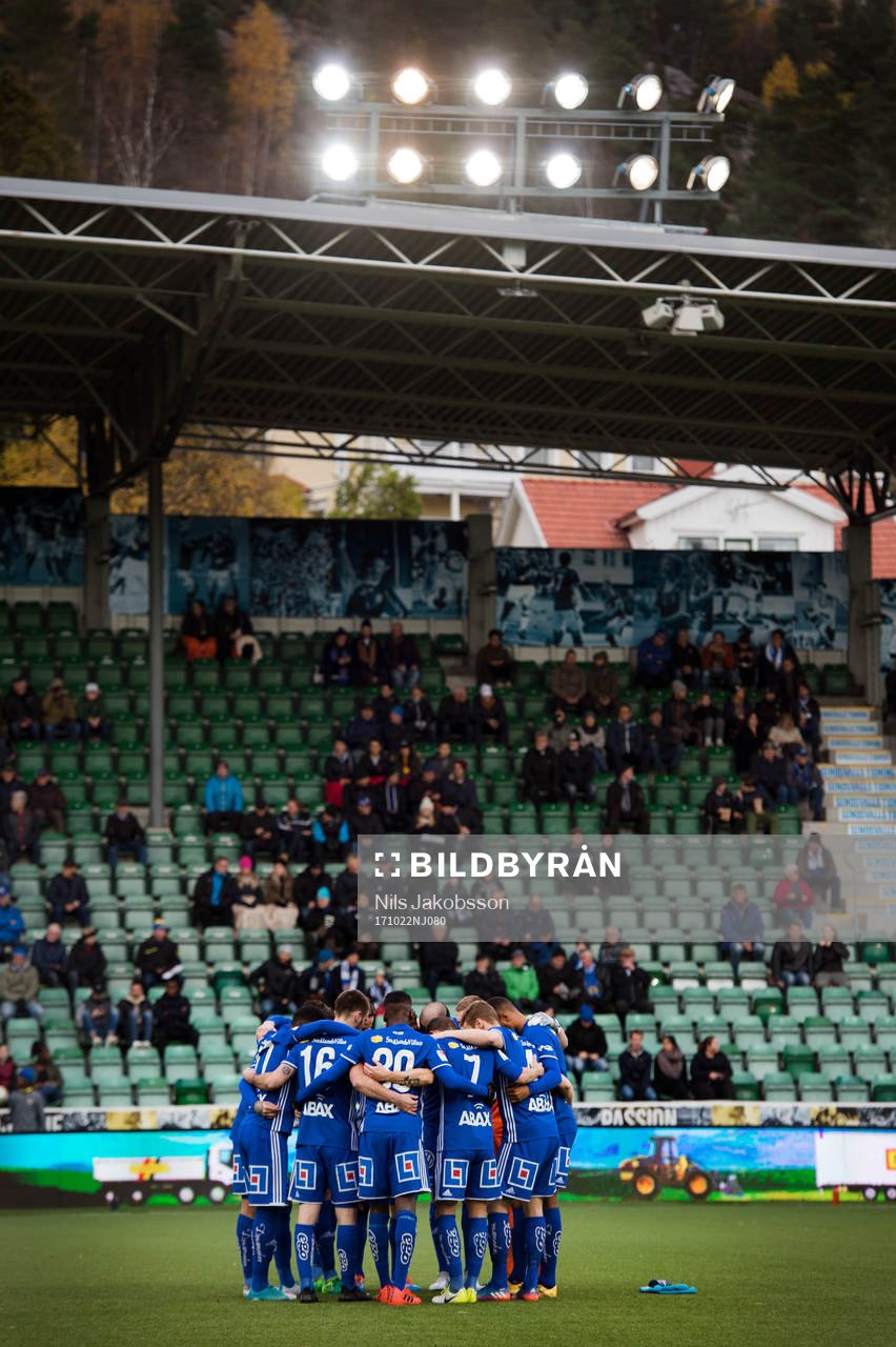 Sundsvalls lag samlar sig innan avspark av fotbollsmatchen