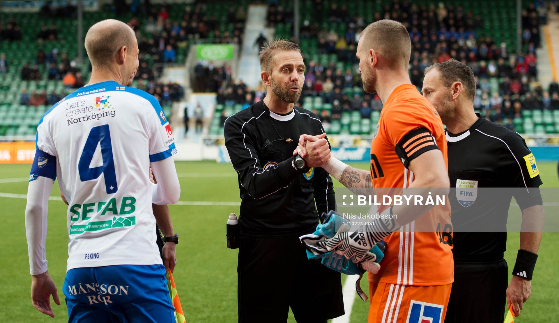Norrköpings Andreas Johansson, domare Johan Hamlin och