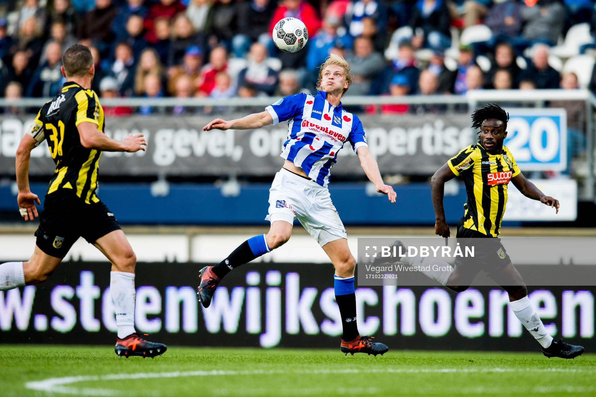 Morten Thorsby of Heerenveen and Fankaty Dabo of Vitesse during the Eredivisie match between sc Heerenveen and Vitesse on October 22, 2017 in Heerenveen.