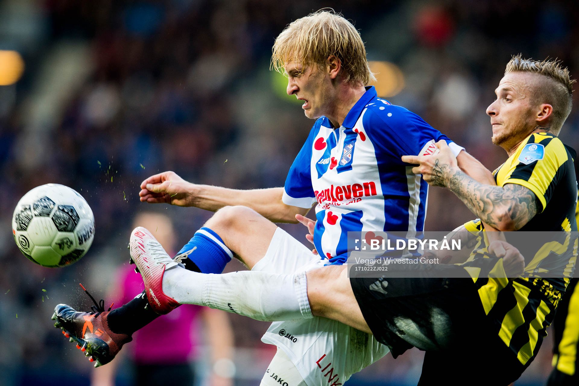 Morten Thorsby of Heerenveen and Alexander Büttner of