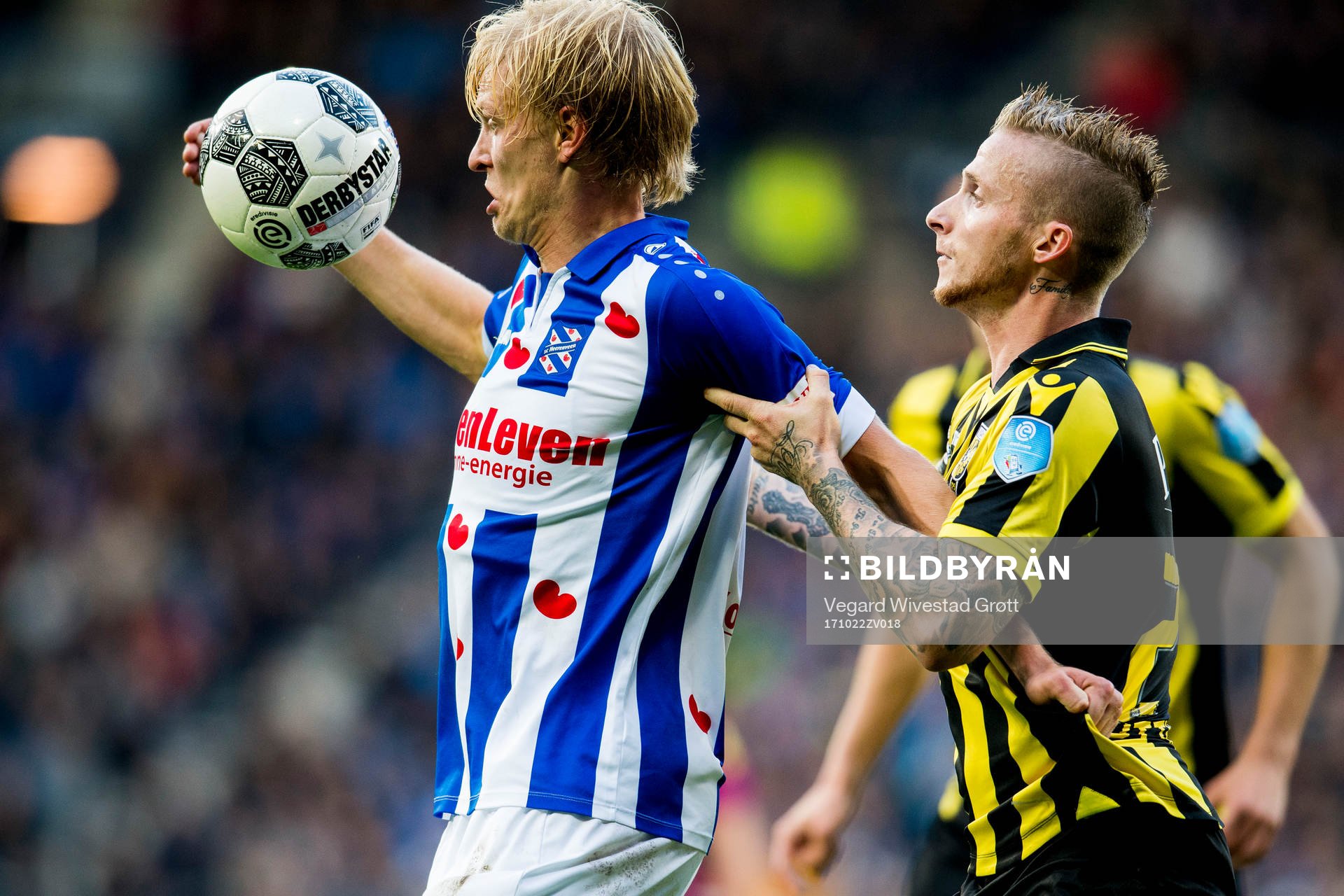 Morten Thorsby of Heerenveen and Alexander Büttner of Vitesse during the Eredivisie match between sc Heerenveen and Vitesse on October 22, 2017 in Heerenveen.