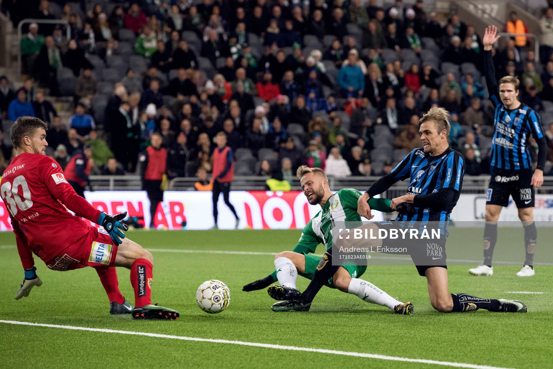 Hammarbys Sander Svendsen och Sirius målvakt Lukas Jonsson