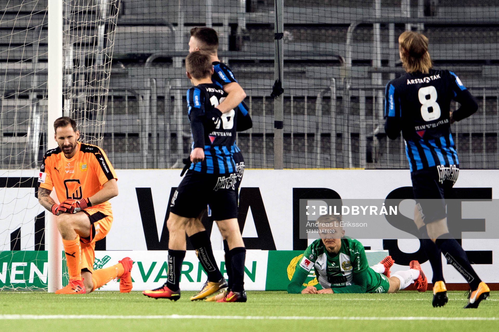 Hammarbys målvakt Johan Wiland och Oscar Krusnell deppar