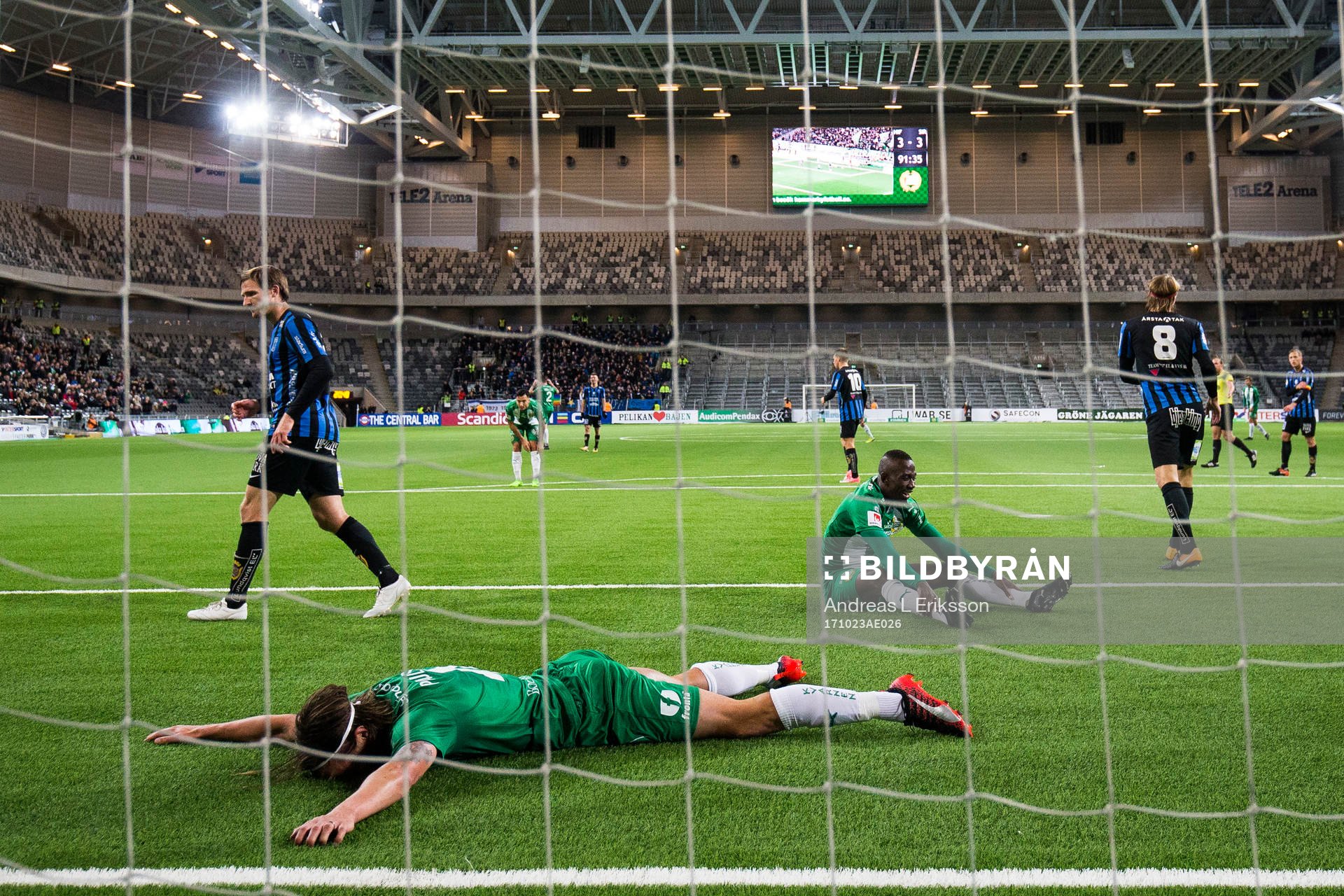 Hammarbys Björn Paulsen och Pa Amat Dibba deppar
