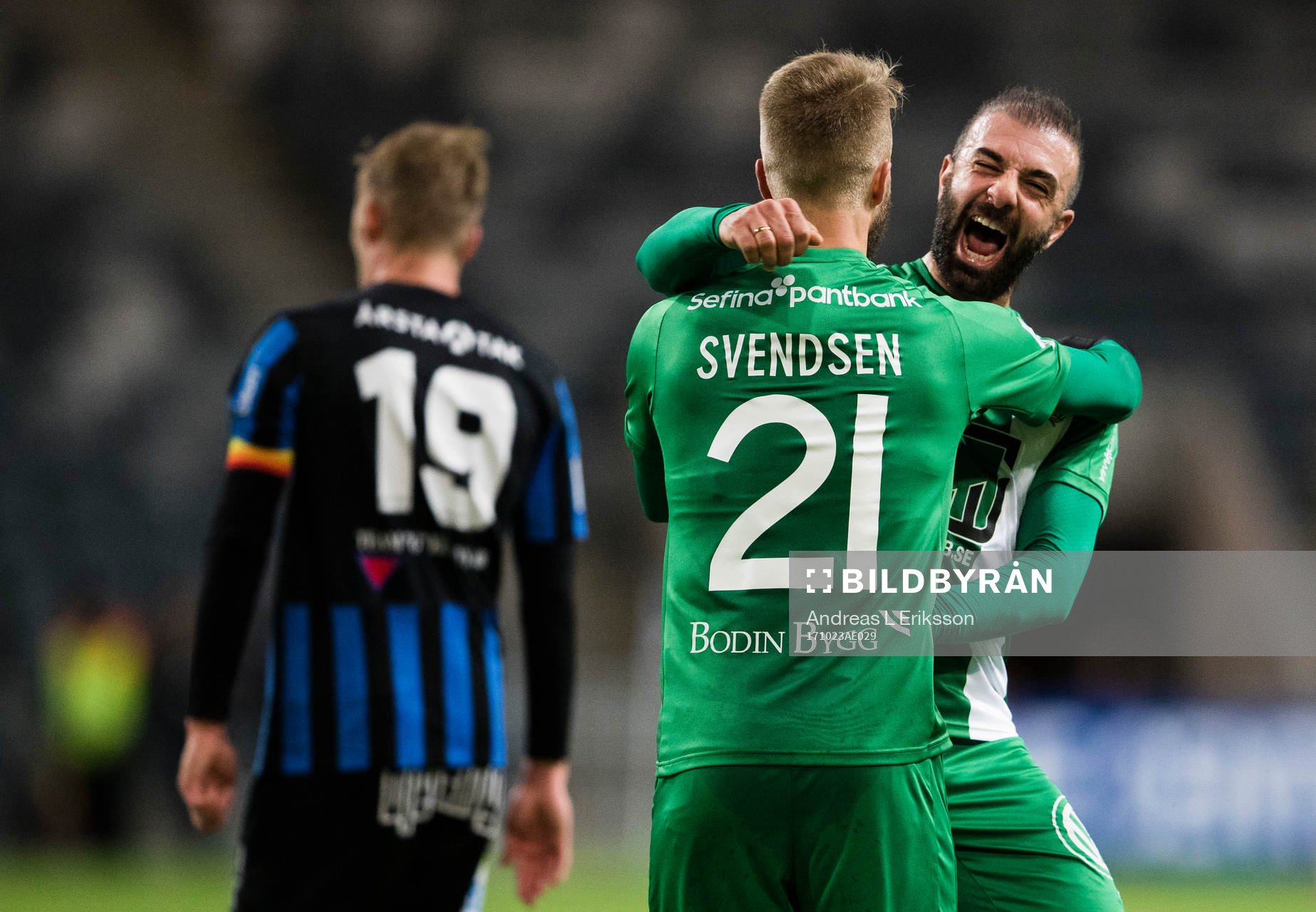 Hammarbys Sander Svendsen jublar tillsammans med Kennedy Bakircioglu efter att ha kvitterat till 3-3 under fotbollsmatchen i Allsvenskan mellan Hammarby och Sirius den 23 oktober 2017 i Stockholm.