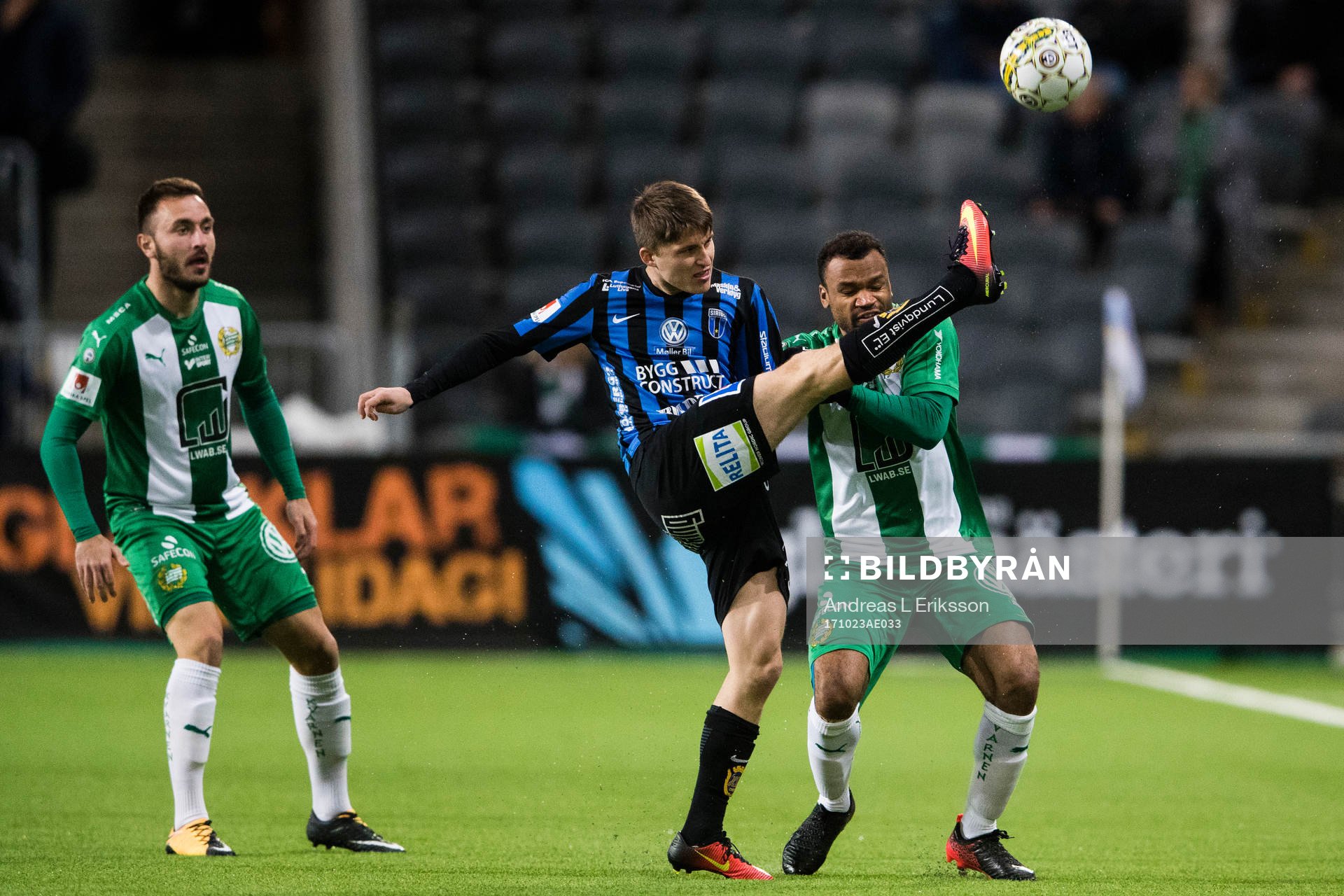 Hammarbys Muamer Tankovic avvaktar närkampen mellan Sirius