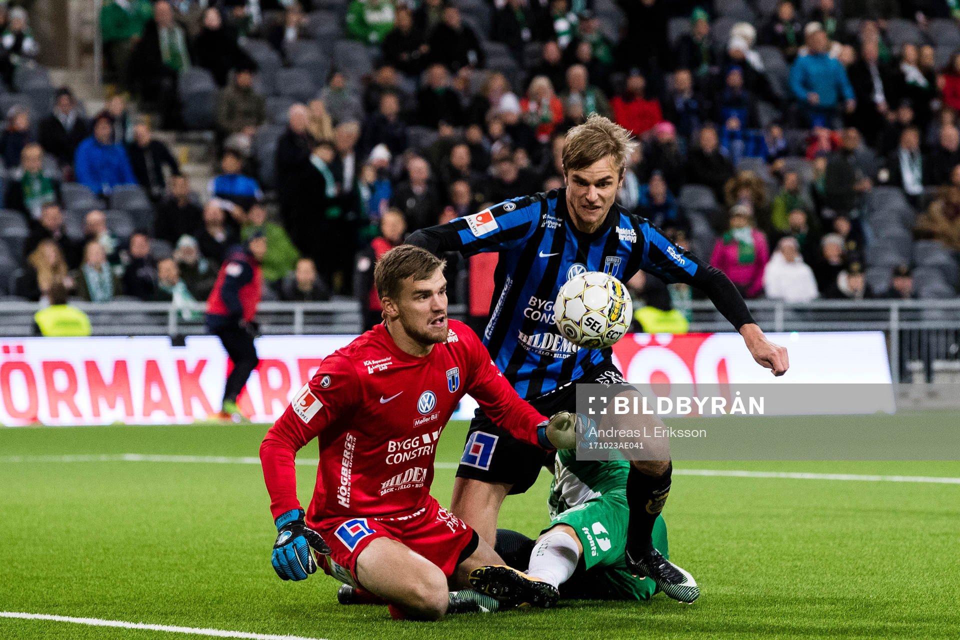Sirius målvakt Lukas Jonsson och Oscar Pehrsson försvarar