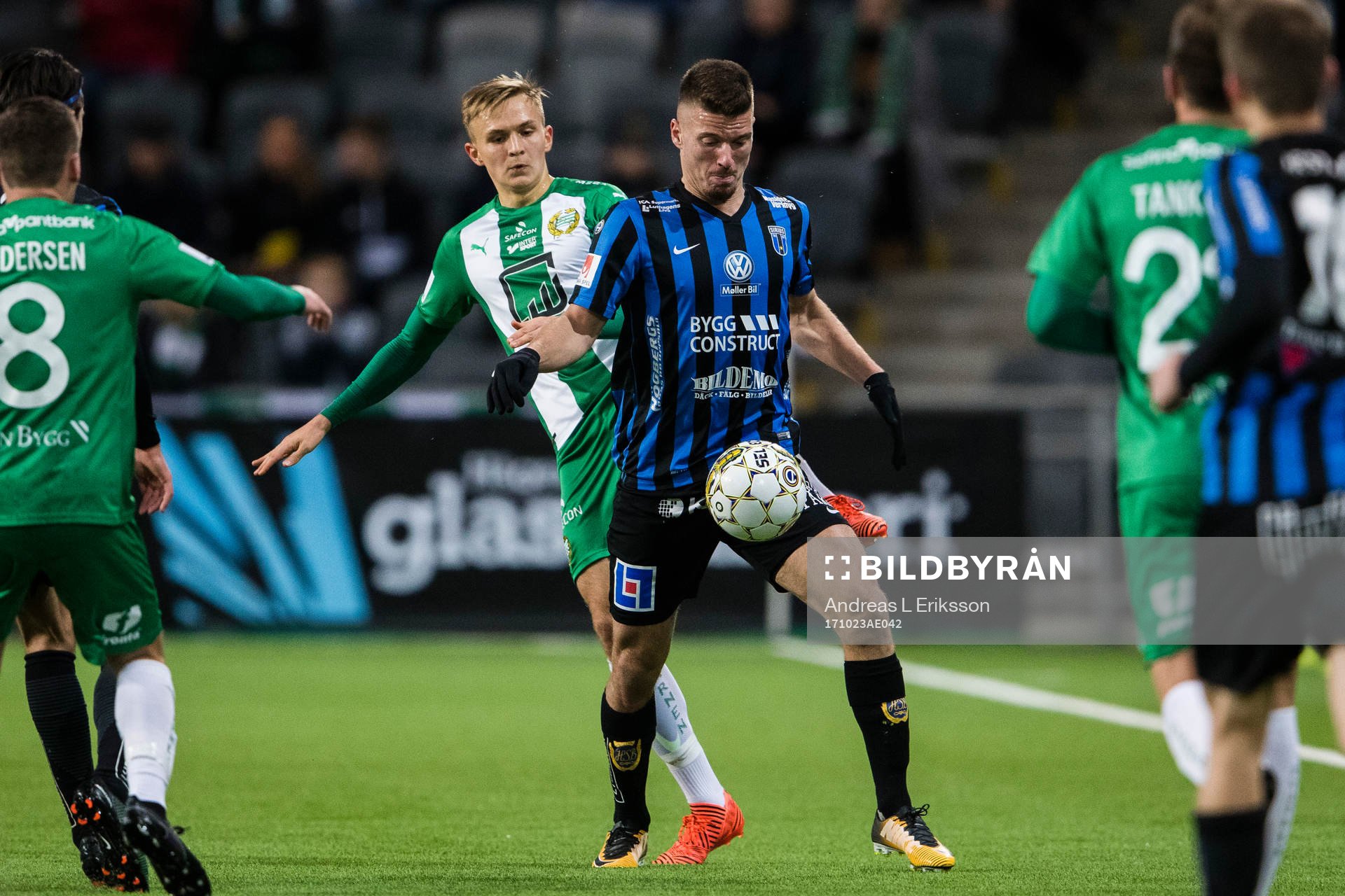Hammarbys Oscar Krusnell i kamp om bollen med Sirius