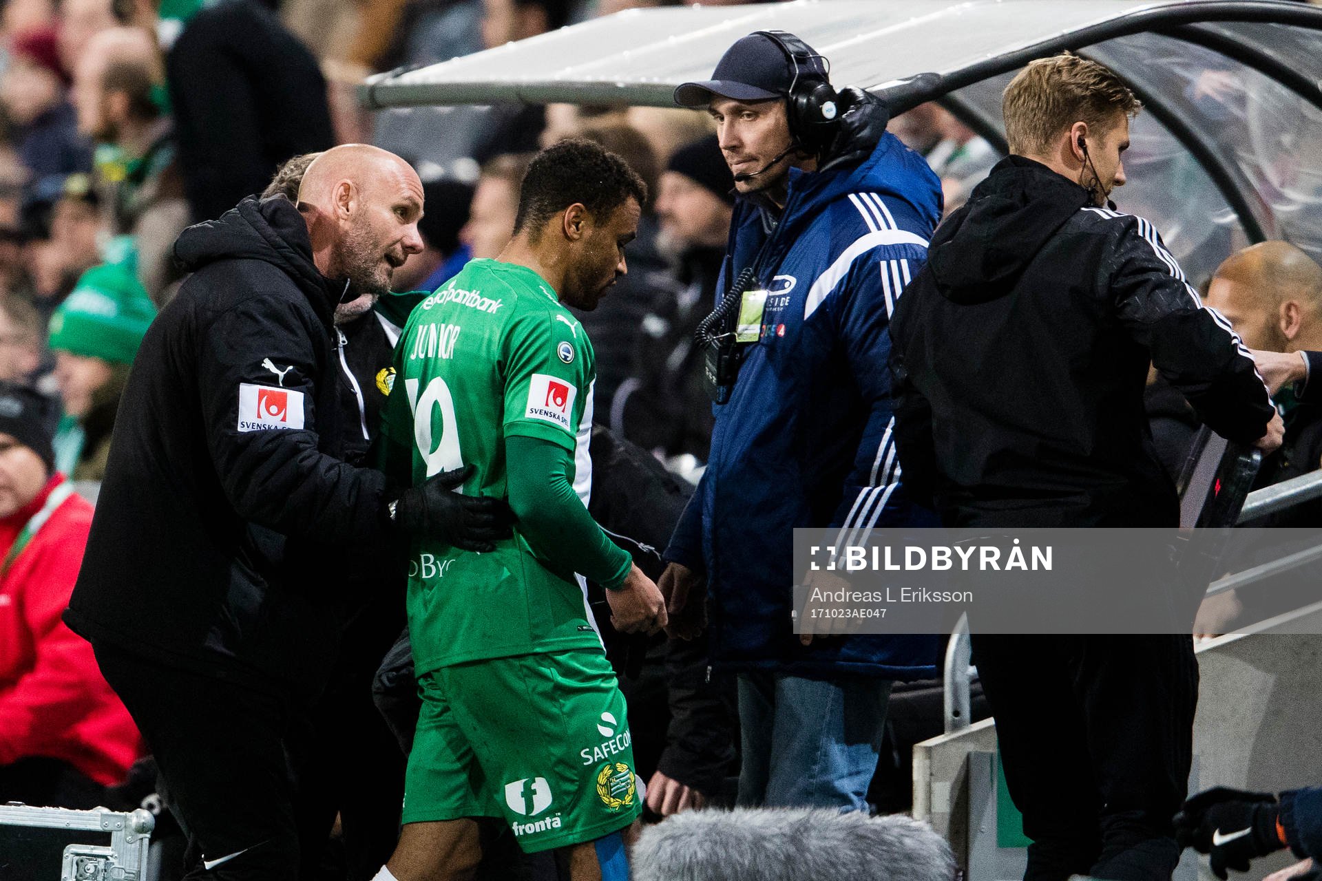 Hammarbys Serge-Junior Martinsson Ngouali kliver av planen
