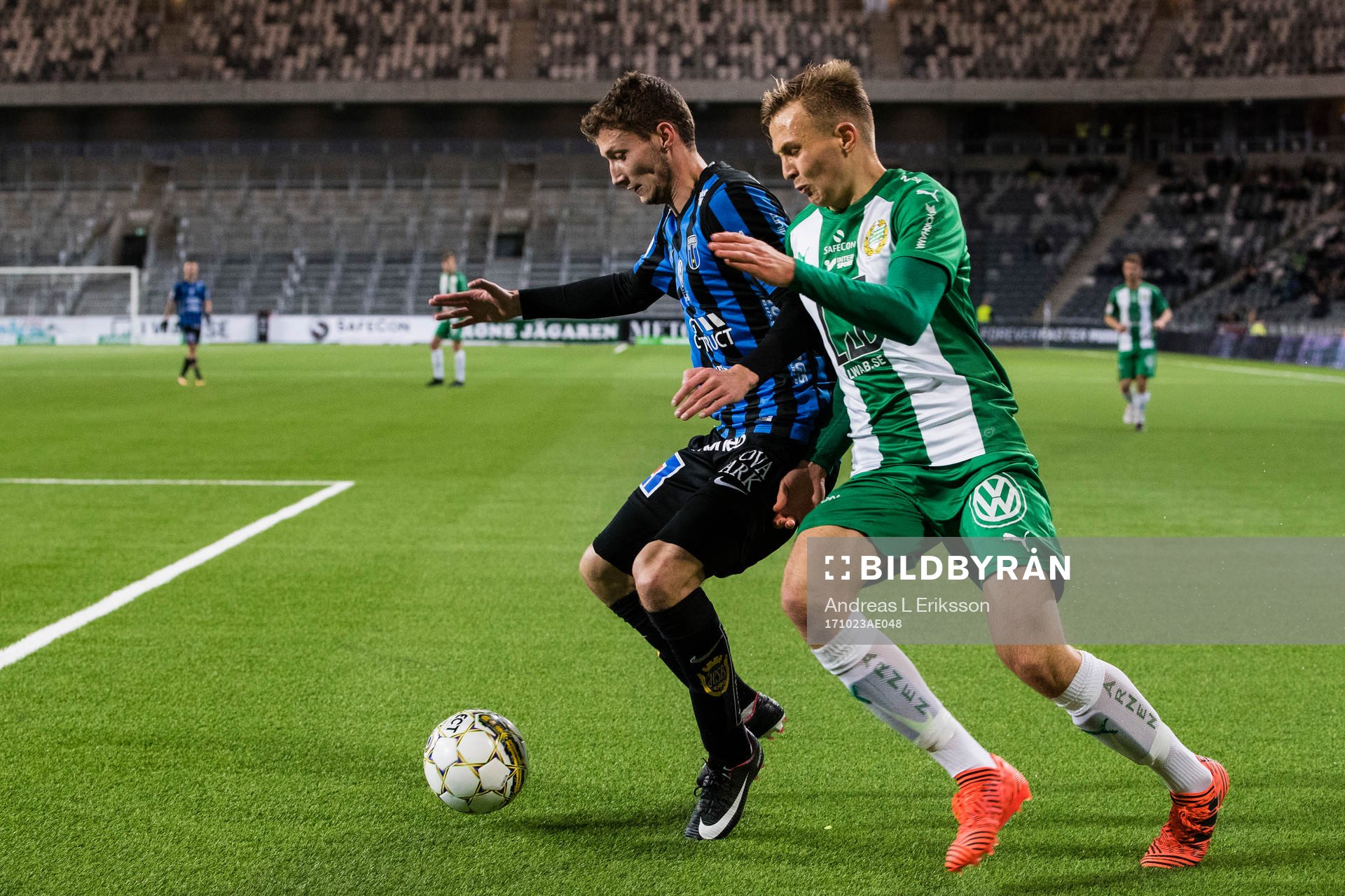 Sirius Jakob Bergman i kamp om bollen med Hammarbys Oscar