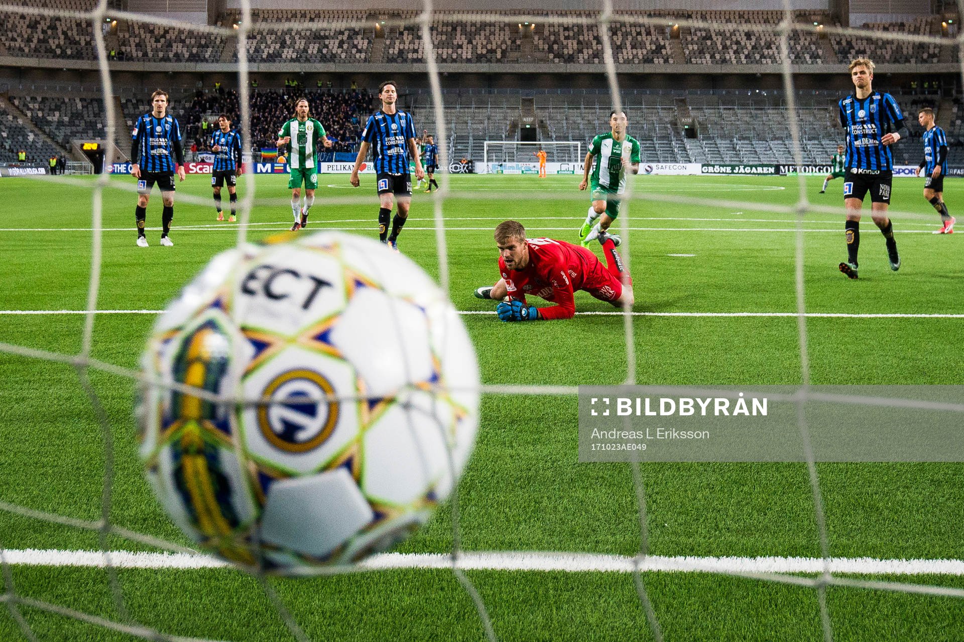 Sirius målvakt Lukas Jonsson ser hur bollen går i mål