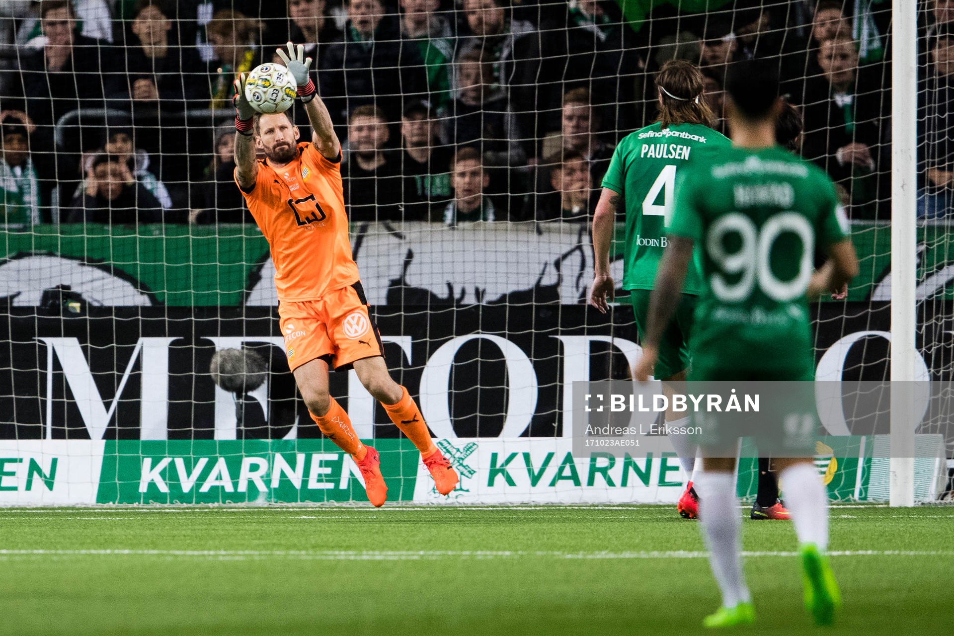 Hammarbys målvakt Johan Wiland med en räddning
