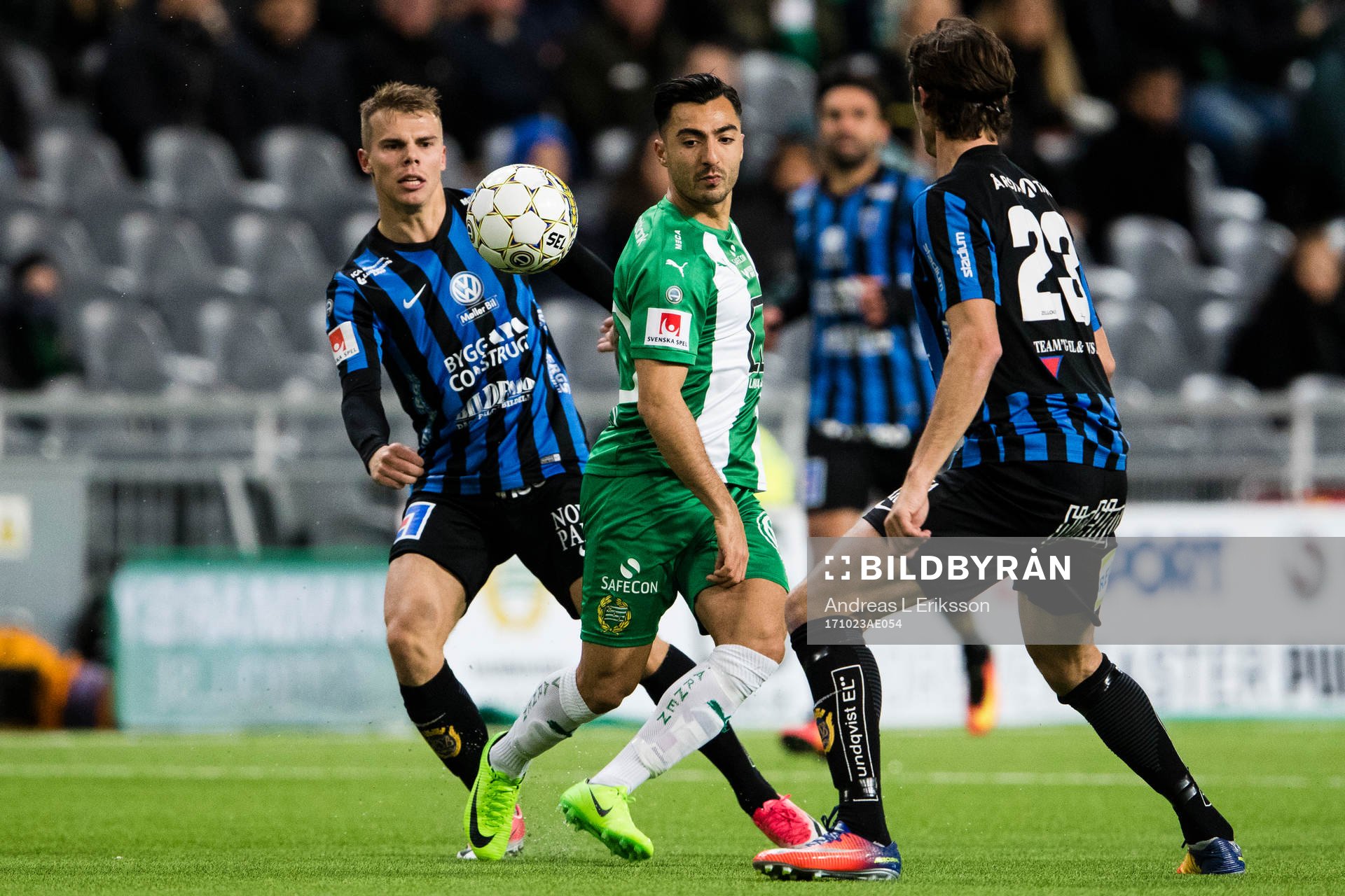Hammarbys Jiloan Hamad utmanar Sirius Elias Andersson och