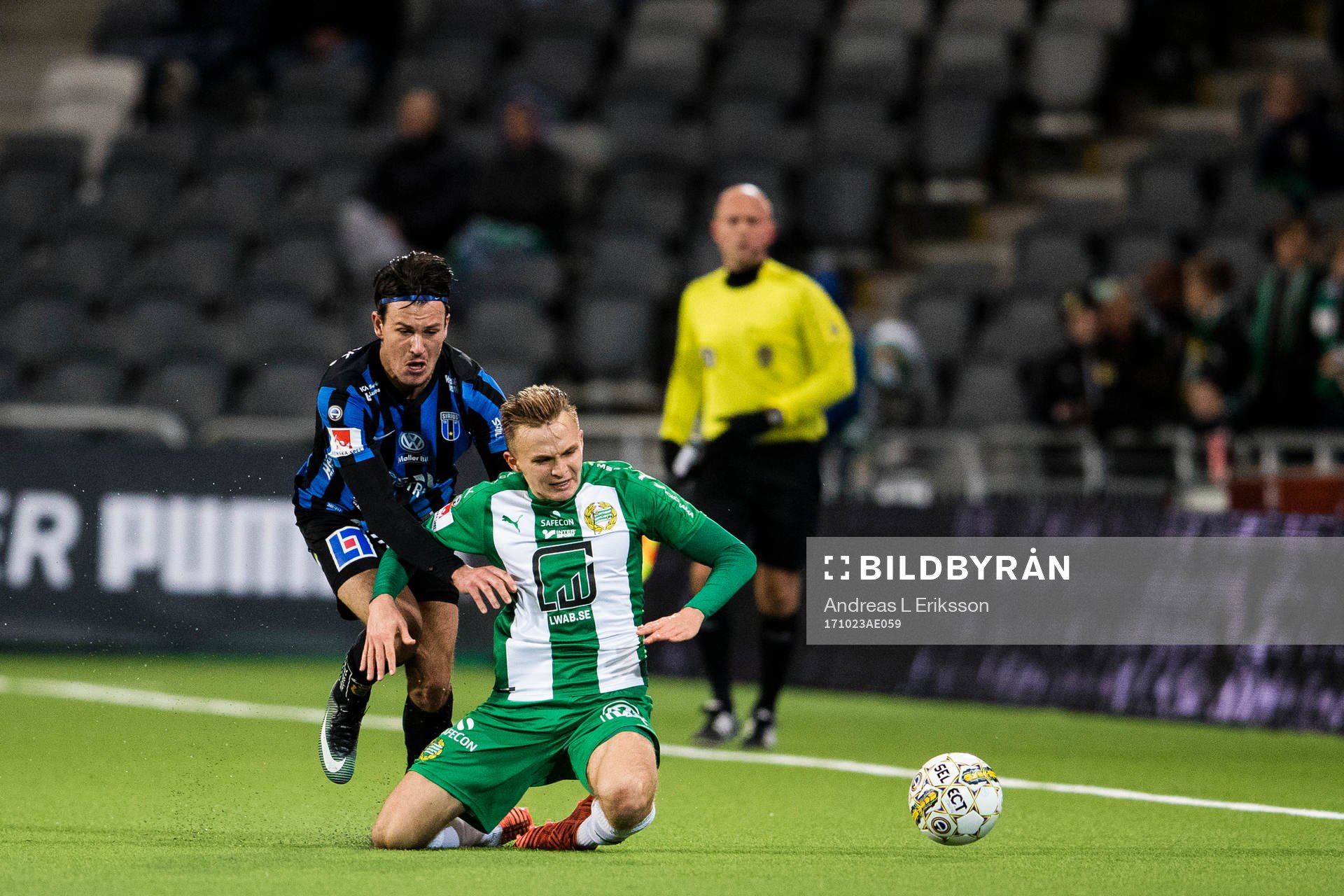 Sirius Stefano Vecchia har omkull Hammarbys Oscar Krusnell under fotbollsmatchen i Allsvenskan mellan Hammarby och Sirius den 23 oktober 2017 i Stockholm. 