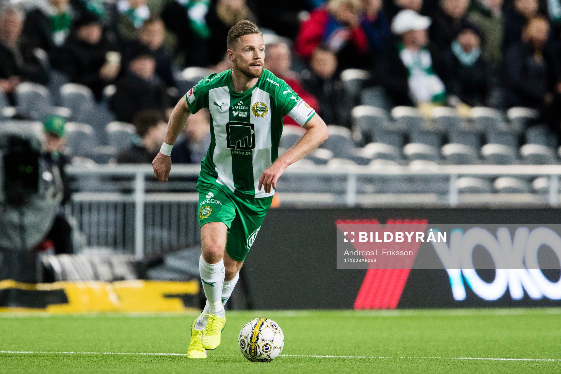 Hammarbys Arnór Smárason med bollen