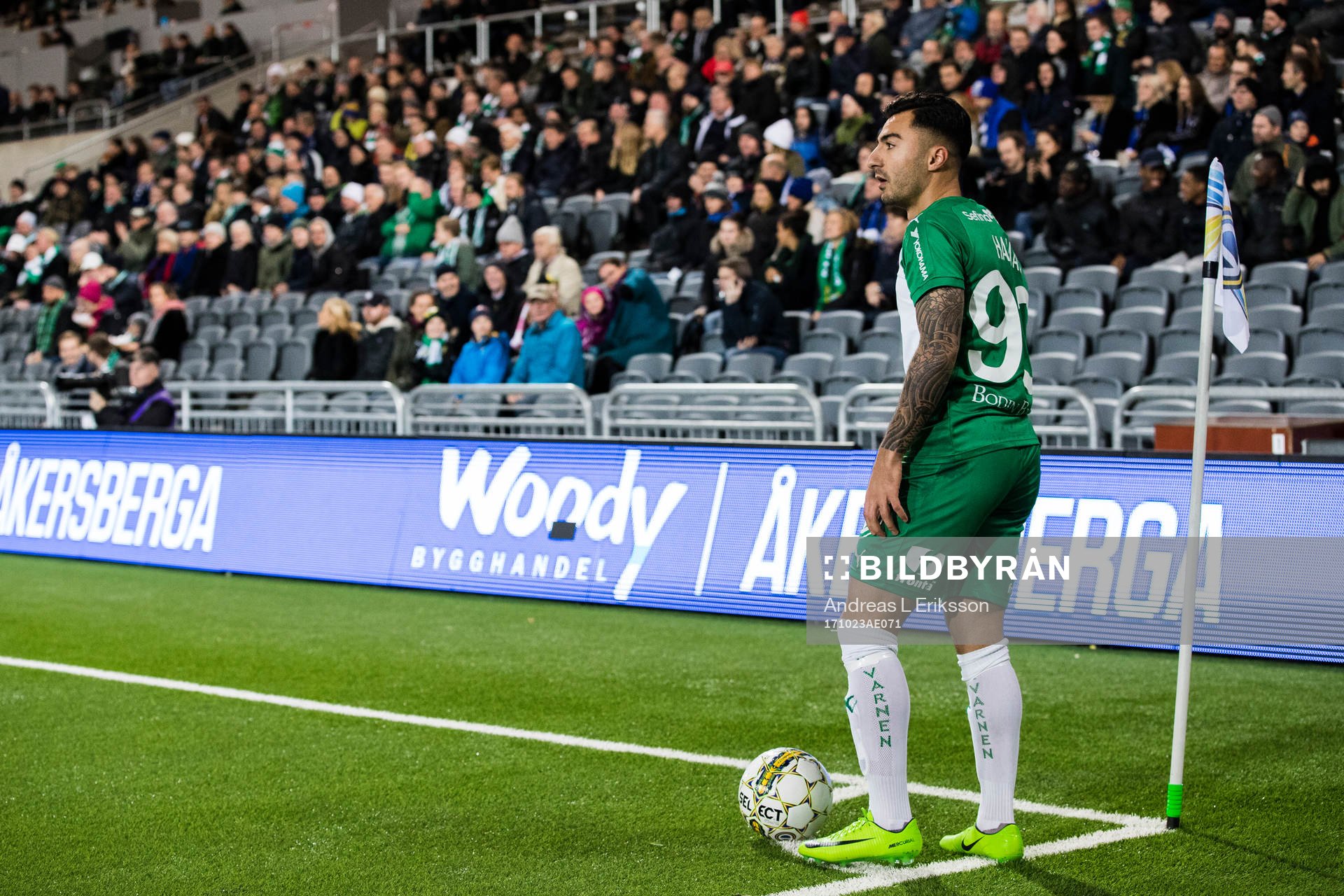 Hammarbys Jiloan Hamad förbereder sig för att slå en