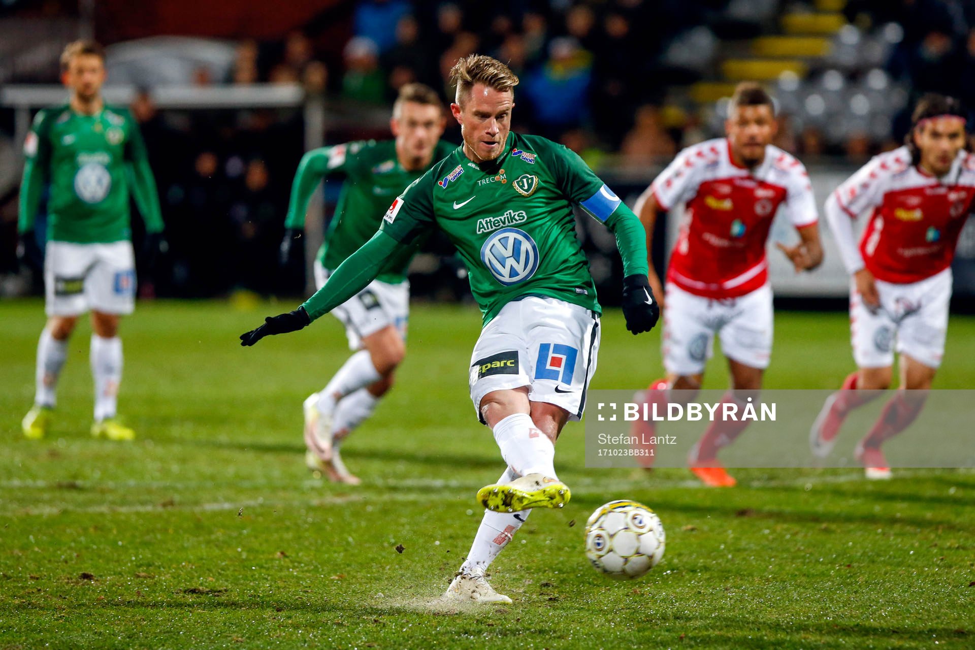 Jönköpings Tommy Thelin gör 1-0 på straff