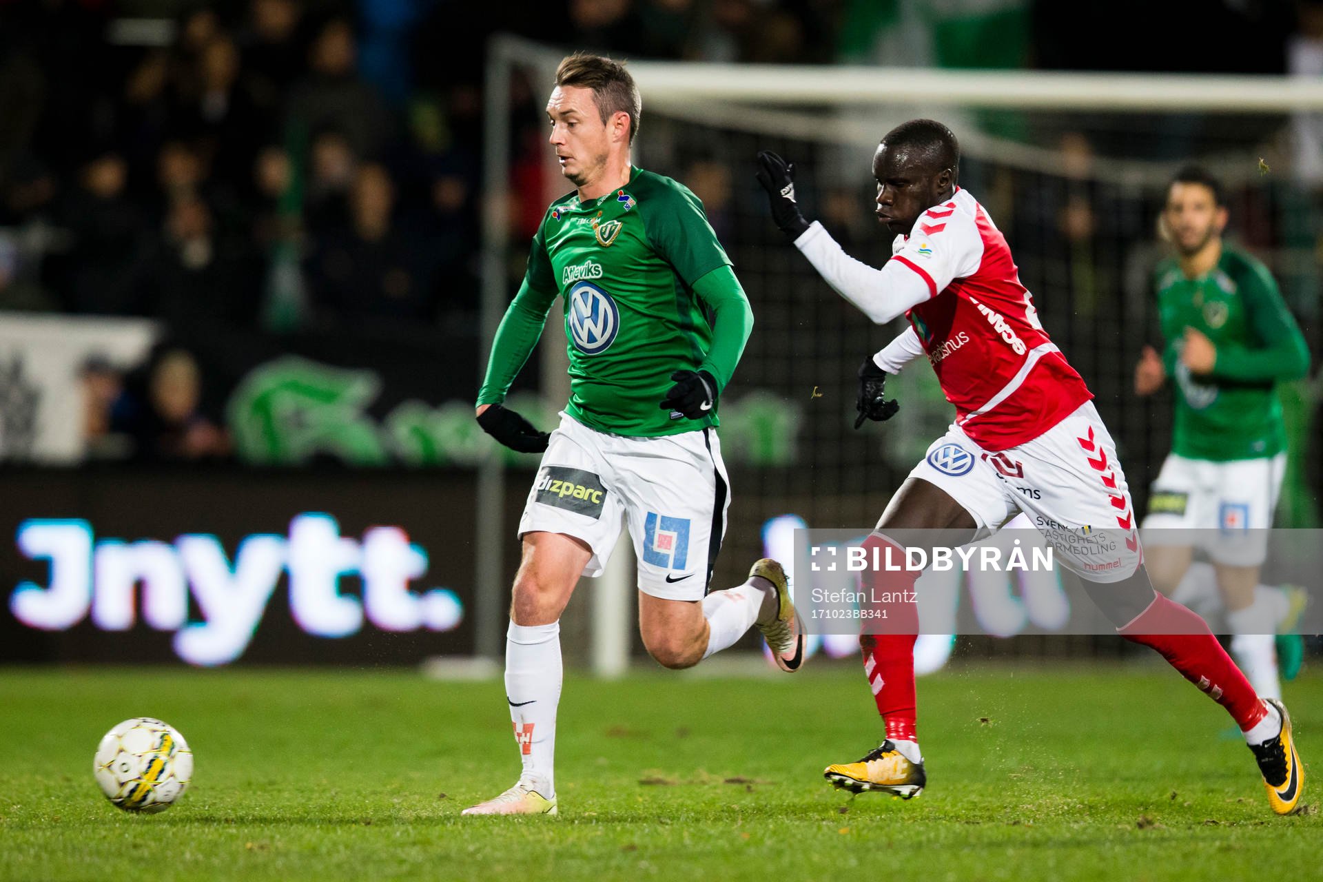 Jönköpings Daryl Smylie före Kalmars Papa Alioune Diouf