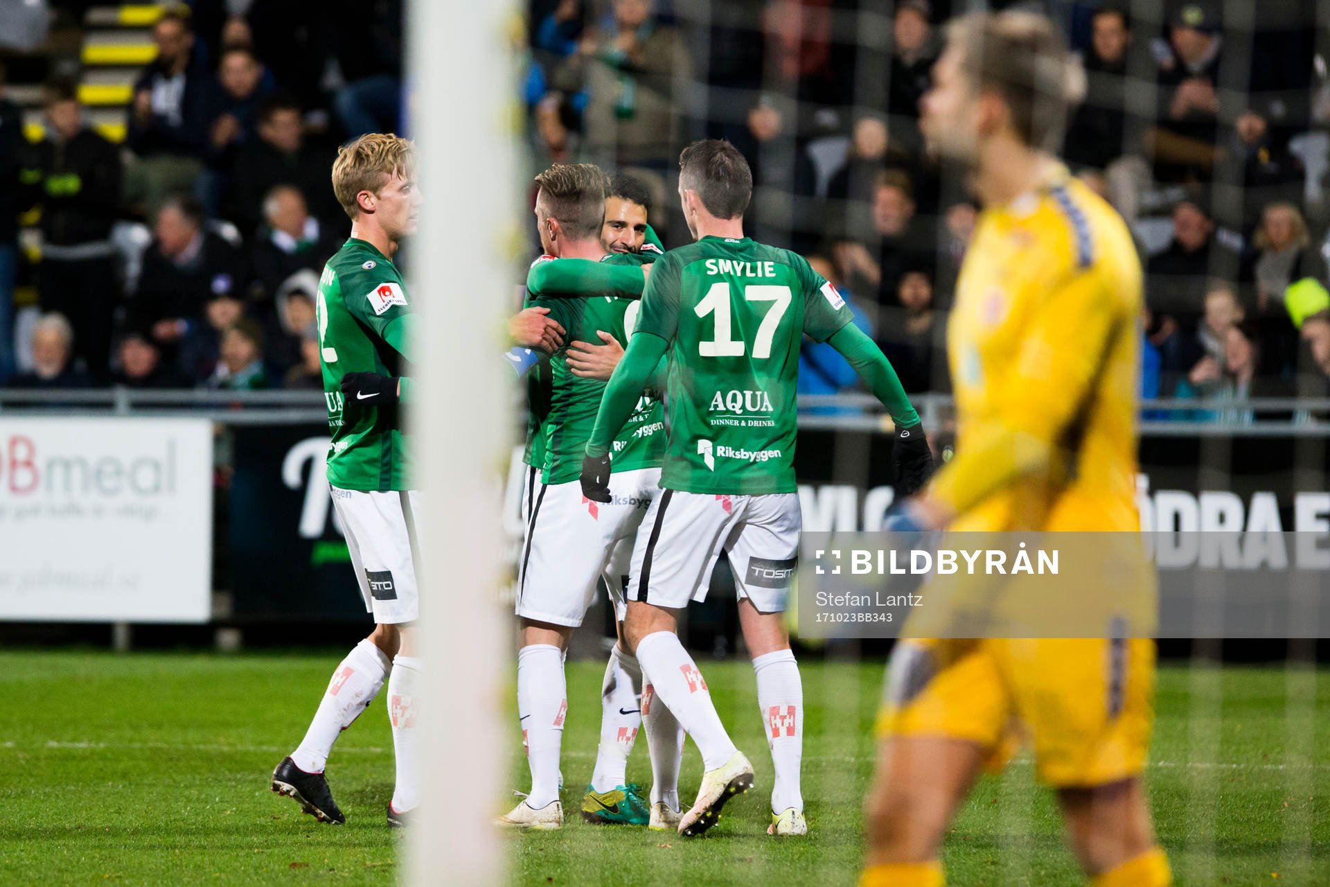 Jönköping jublar efter mål till 1-0 av Jönköpings Tommy Thelin under fotbollsmatchen i Allsvenskan mellan Jönköping och Kalmar den 23 oktober 2017 i Jönköping.