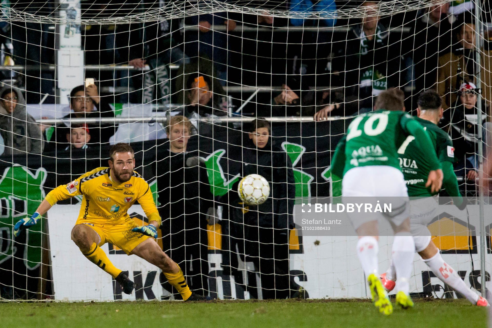 Kalmars målvakt Lucas Hägg-Johansson släpper in straff från Jönköpings Dzenis Kozica till 0-2 under fotbollsmatchen i Allsvenskan mellan Jönköping och Kalmar den 23 oktober 2017 i Jönköping. 