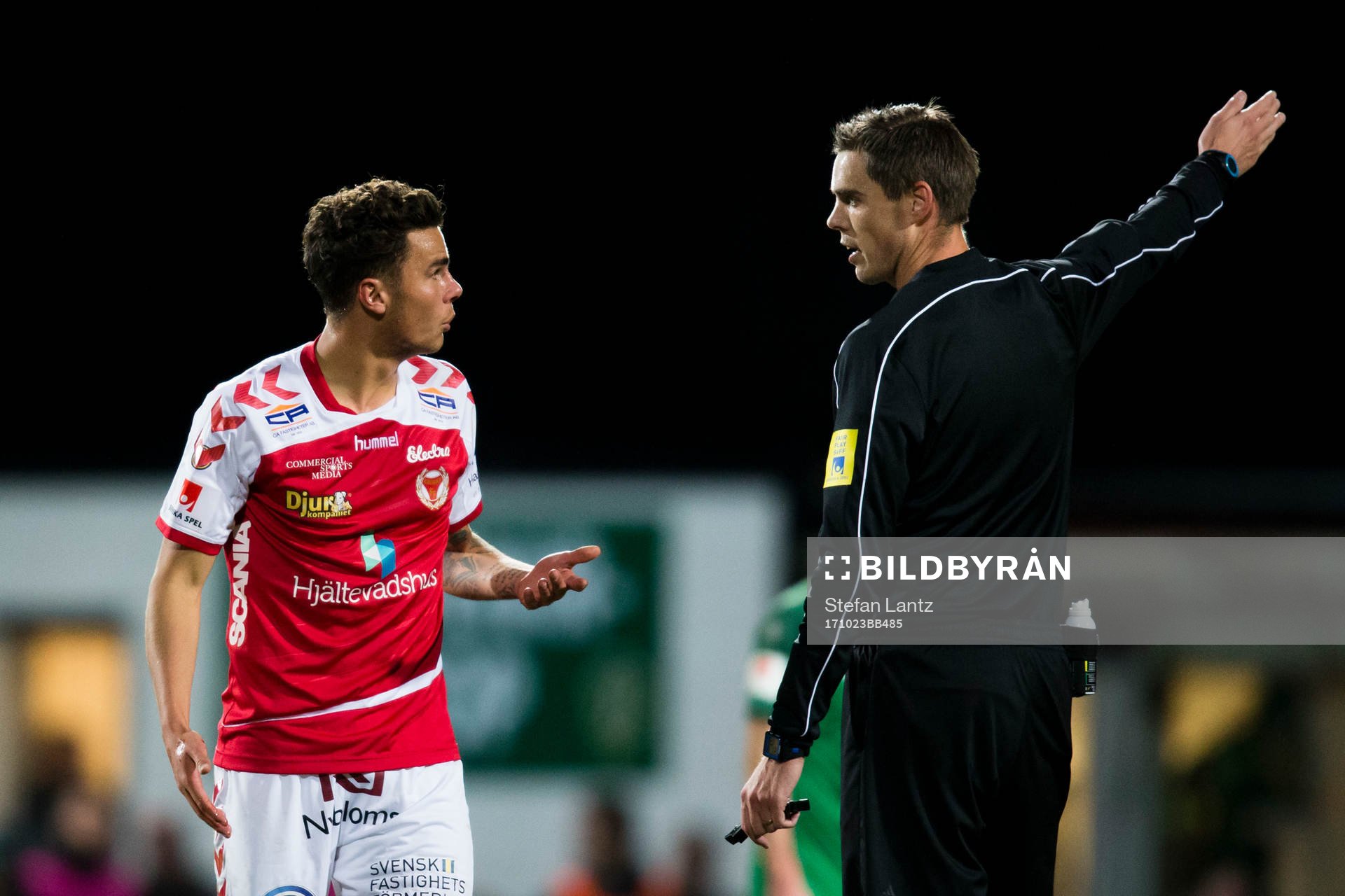 Kalmars Herman Hallberg i diskussion med domaren Magnus Lindgren under fotbollsmatchen i Allsvenskan mellan Jönköping och Kalmar den 23 oktober 2017 i Jönköping.