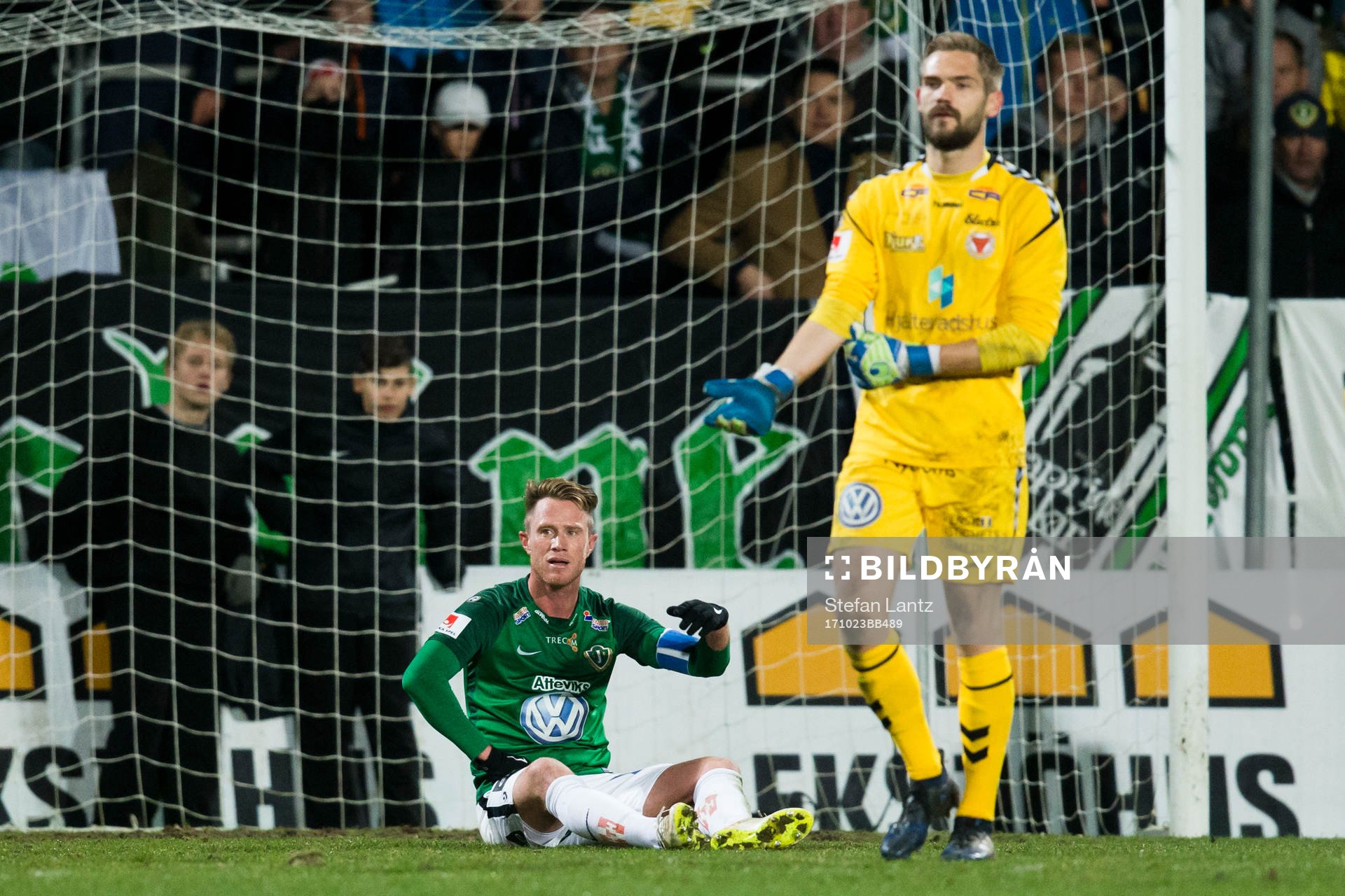 Jönköpings Tommy Thelin har ont under fotbollsmatchen i Allsvenskan mellan Jönköping och Kalmar den 23 oktober 2017 i Jönköping. 