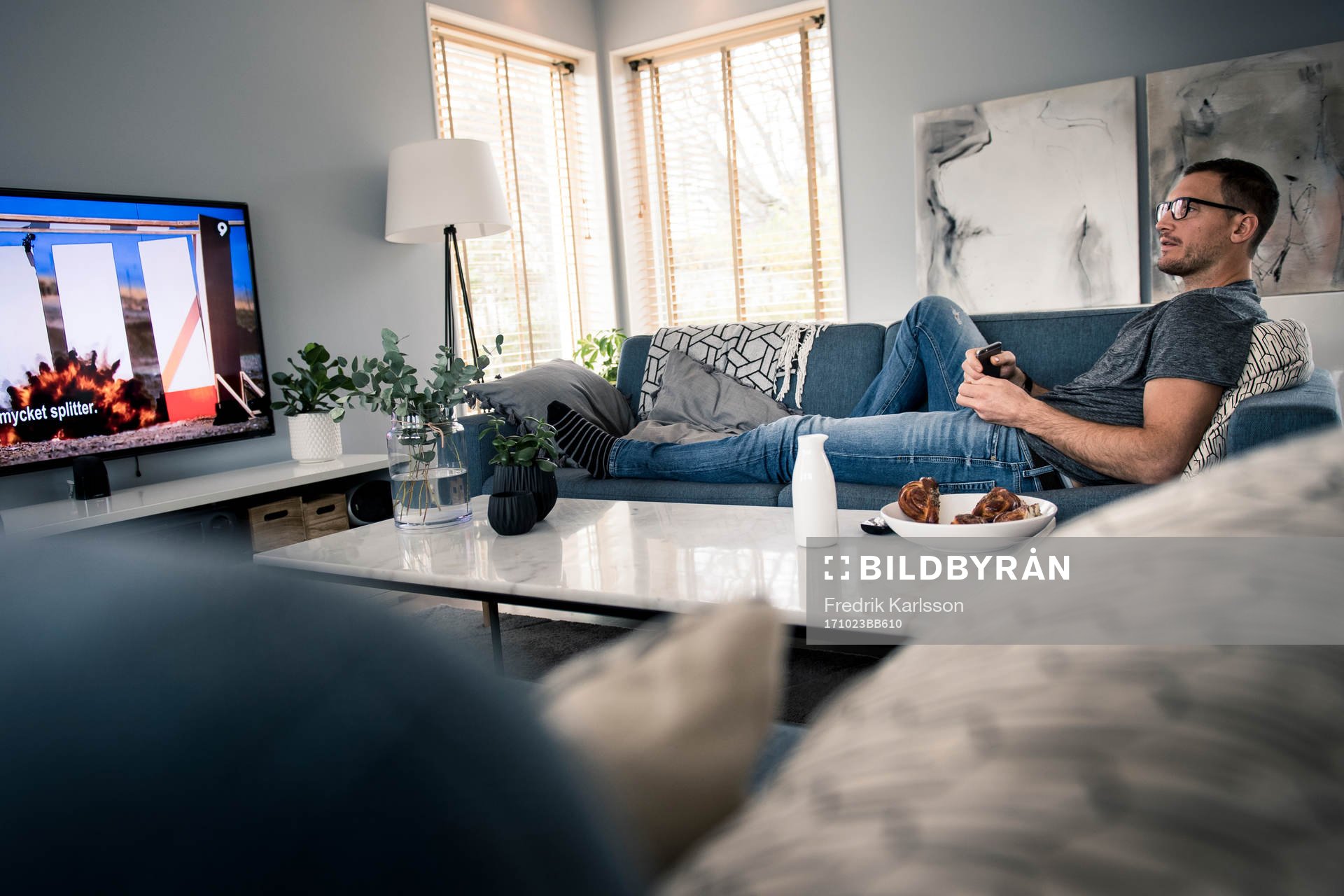 Ole-Kristian Tollefsen tittar på tv, som många andra dagar