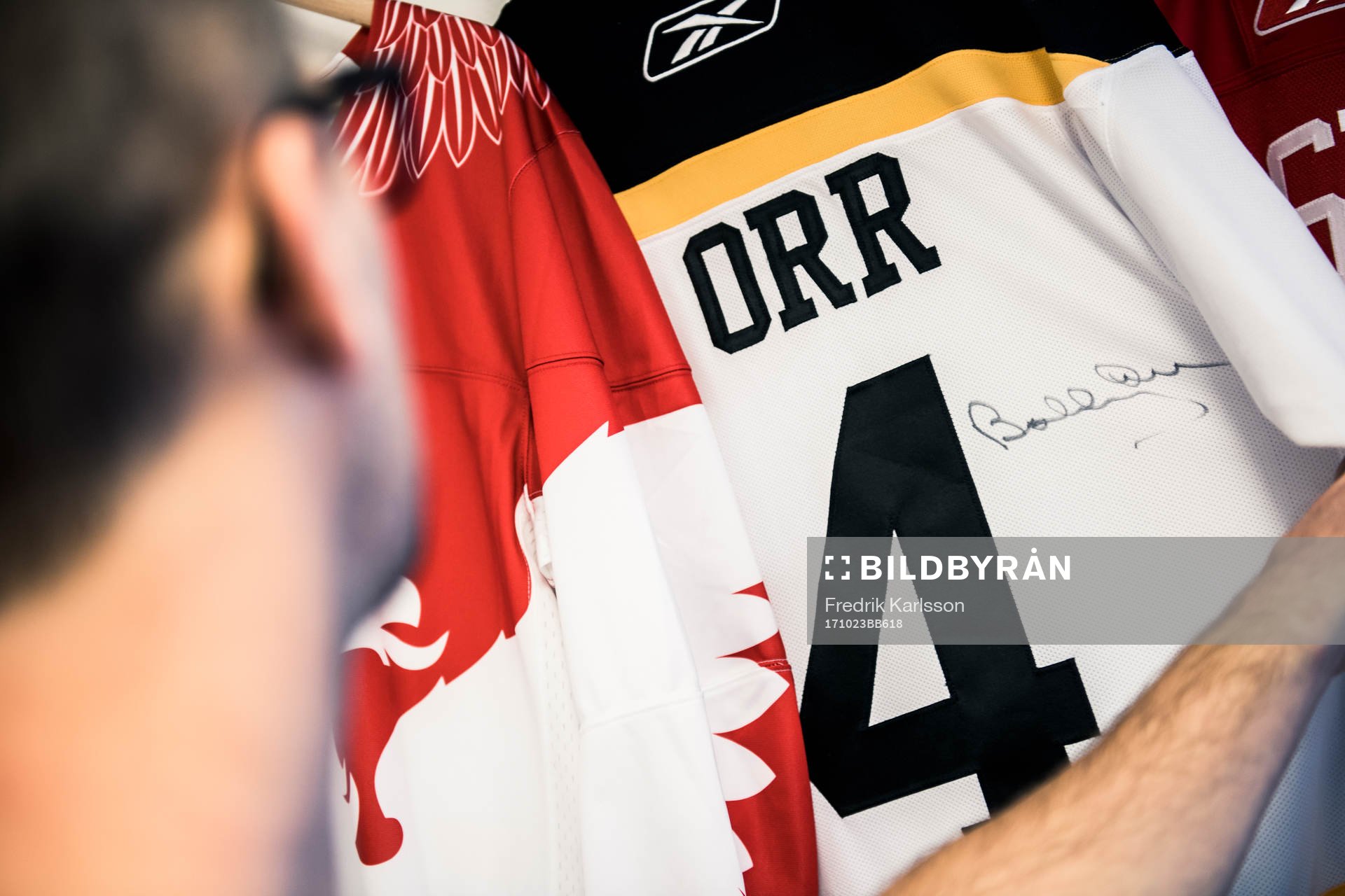 Ole-Kristian Tollefsen med en signerad tröja av Bobby Orr