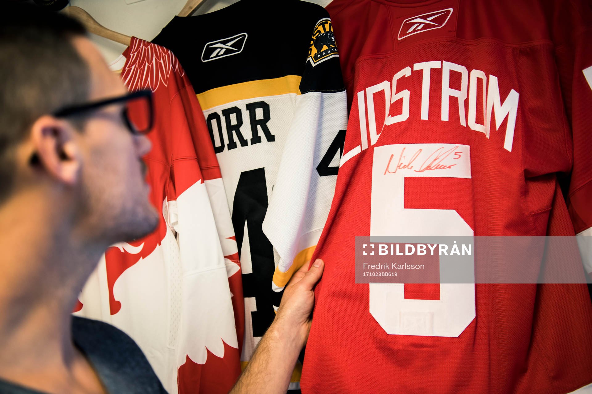 Ole-Kristian Tollefsen med en signerad tröja av Nicklas