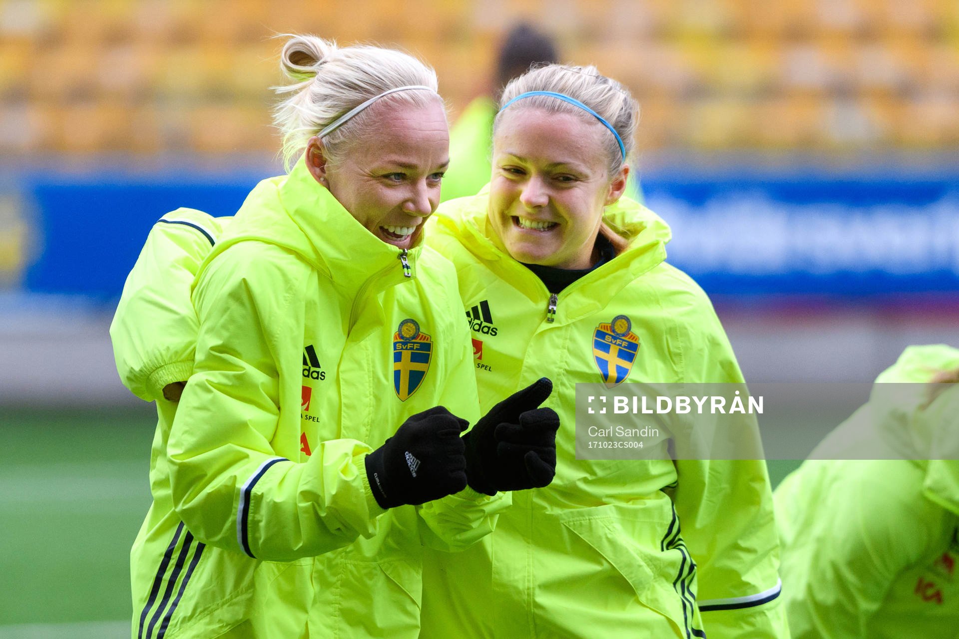 Caroline Seger och målvakt Hilda Carlén under en träning med det svenska damlandslaget i fotboll den 23 oktober 2017 i Borås.