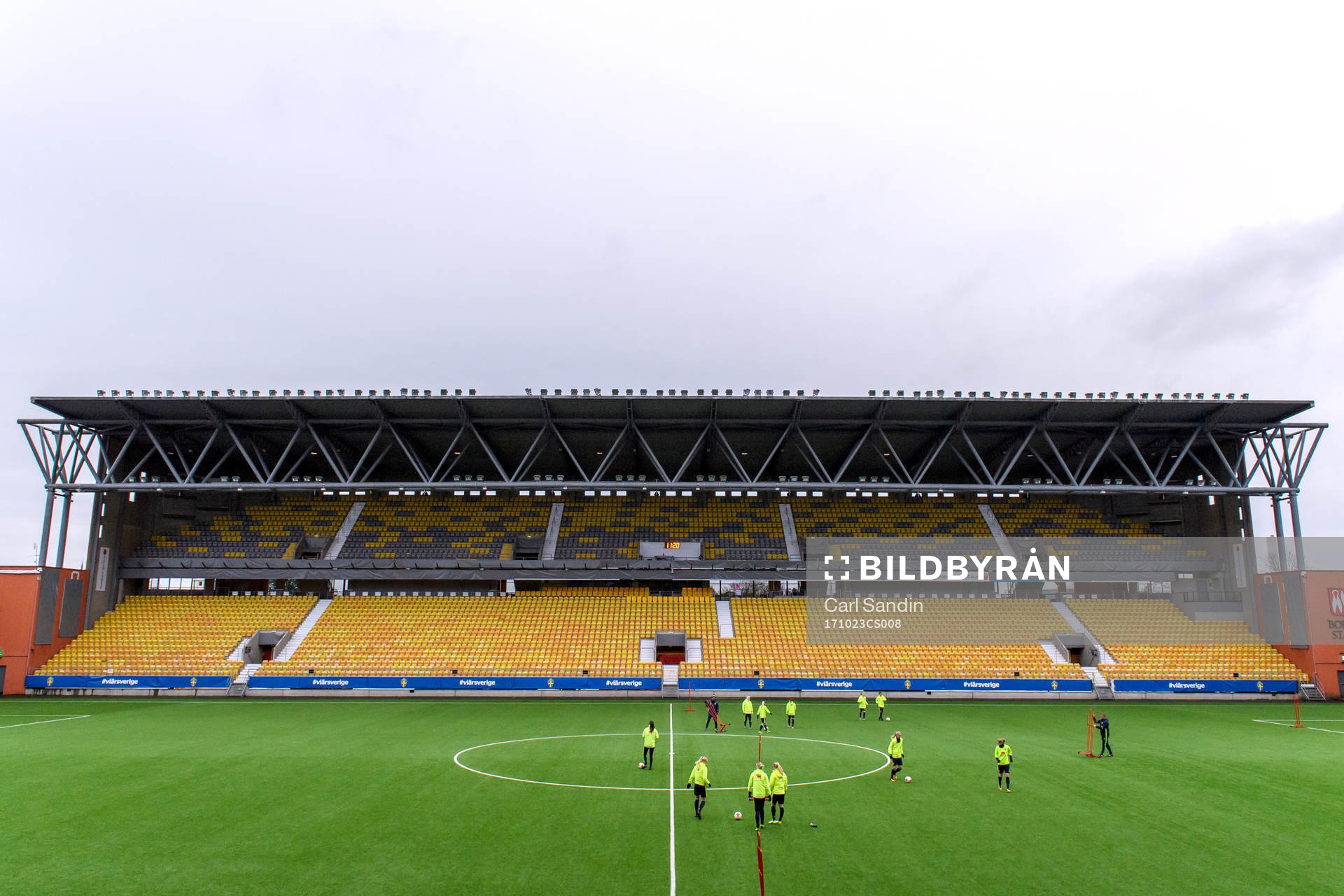 Spelare värmer upp på Borås Arena