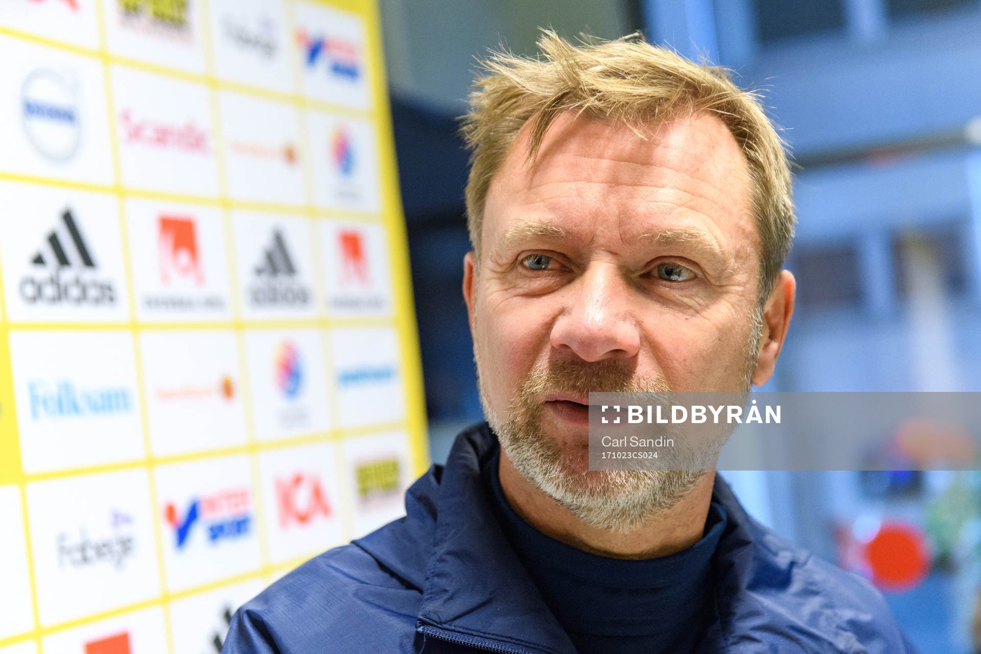 Förbundskapten Peter Gerhardsson blir intervjuad