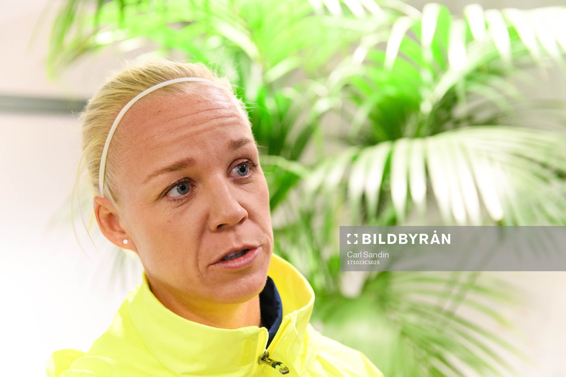 Caroline Seger blir intervjuad