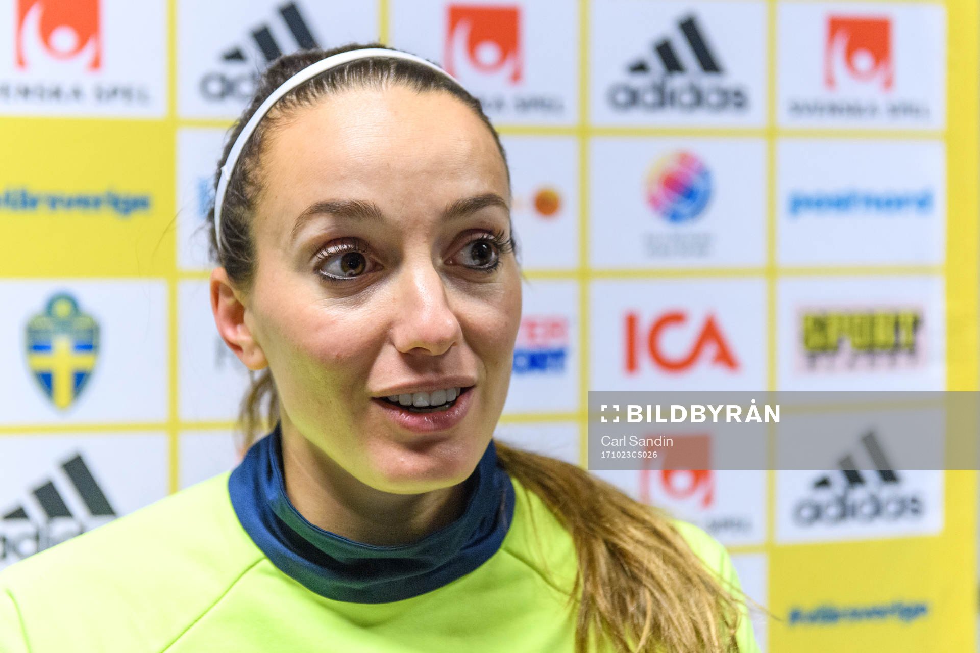 Kosovare Asllani blir intervjuad efter en träning med det svenska damlandslaget i fotboll den 23 oktober 2017 i Borås.
