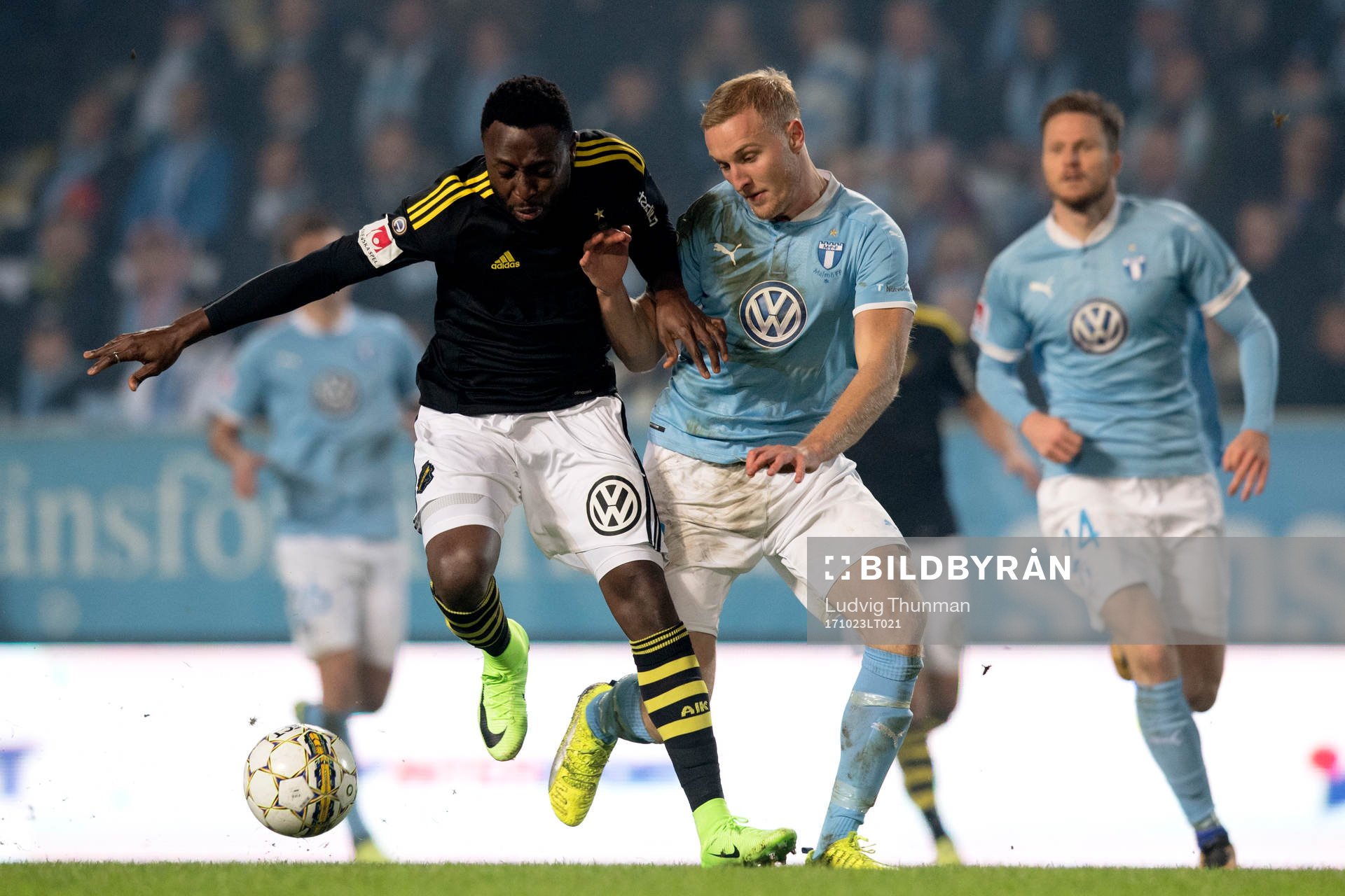 s Chinedu Ogbuke Obasi och Malmö FFs Franz Brorsson
